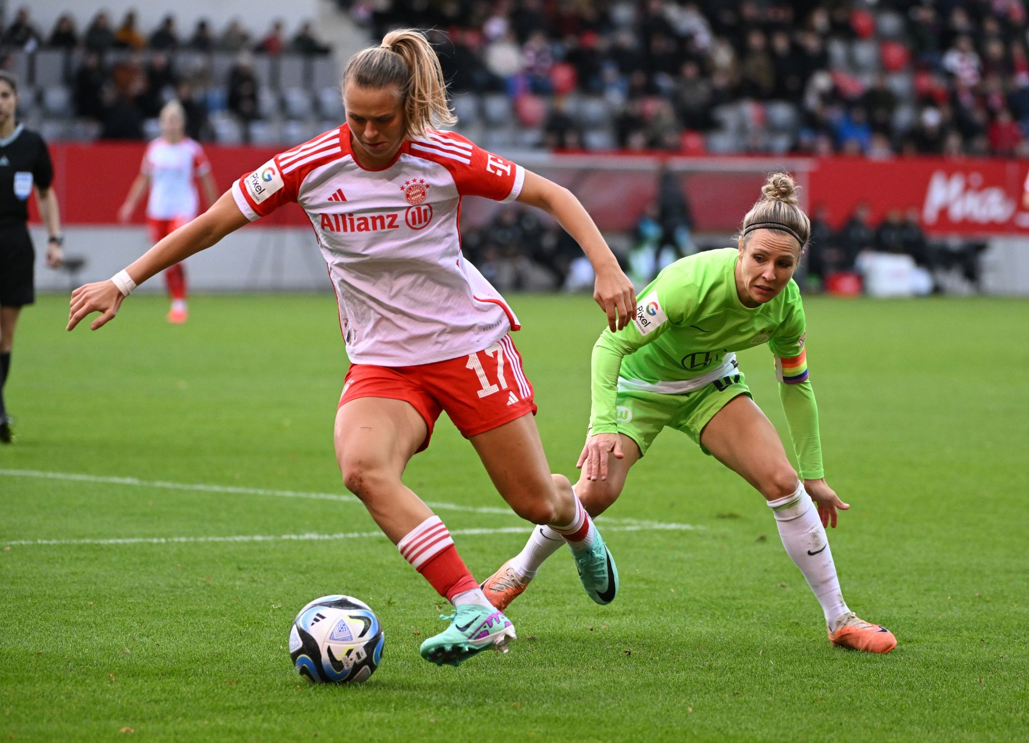 Vor Hrubesch: Bayern-Fußballerinnen schlagen Wolfsburg