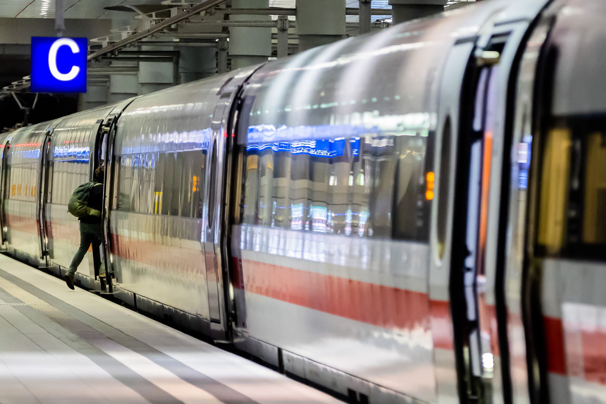Lkw-Maut, Pflege, Wein und Bahn: Was sich im Dezember ändert