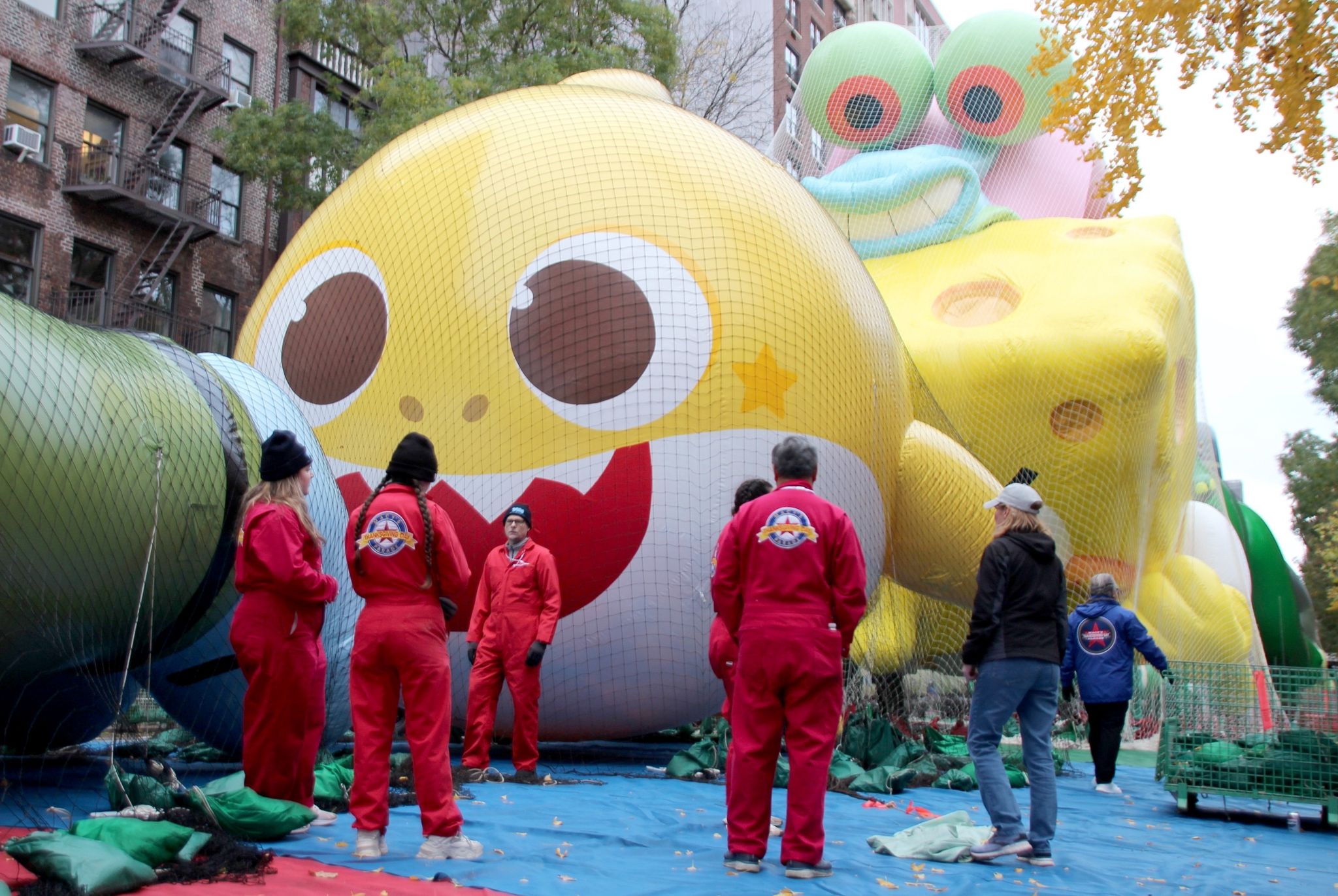 Tausende bestaunen Aufblasen von Thanksgiving-Ballons