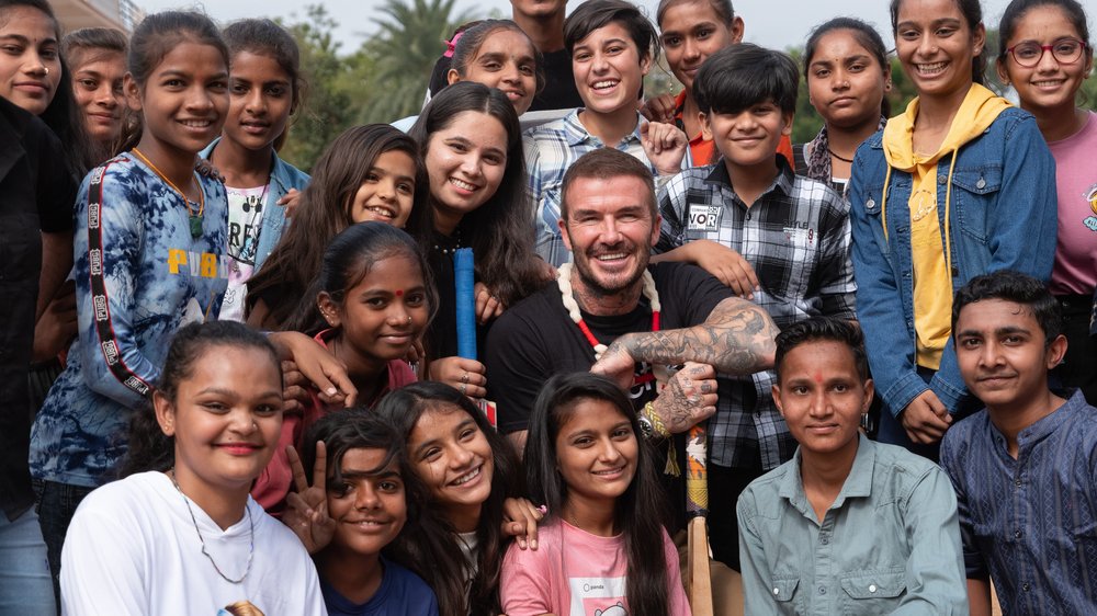 David Beckham besucht Jugendzentrum und Cricketspiel in Indien