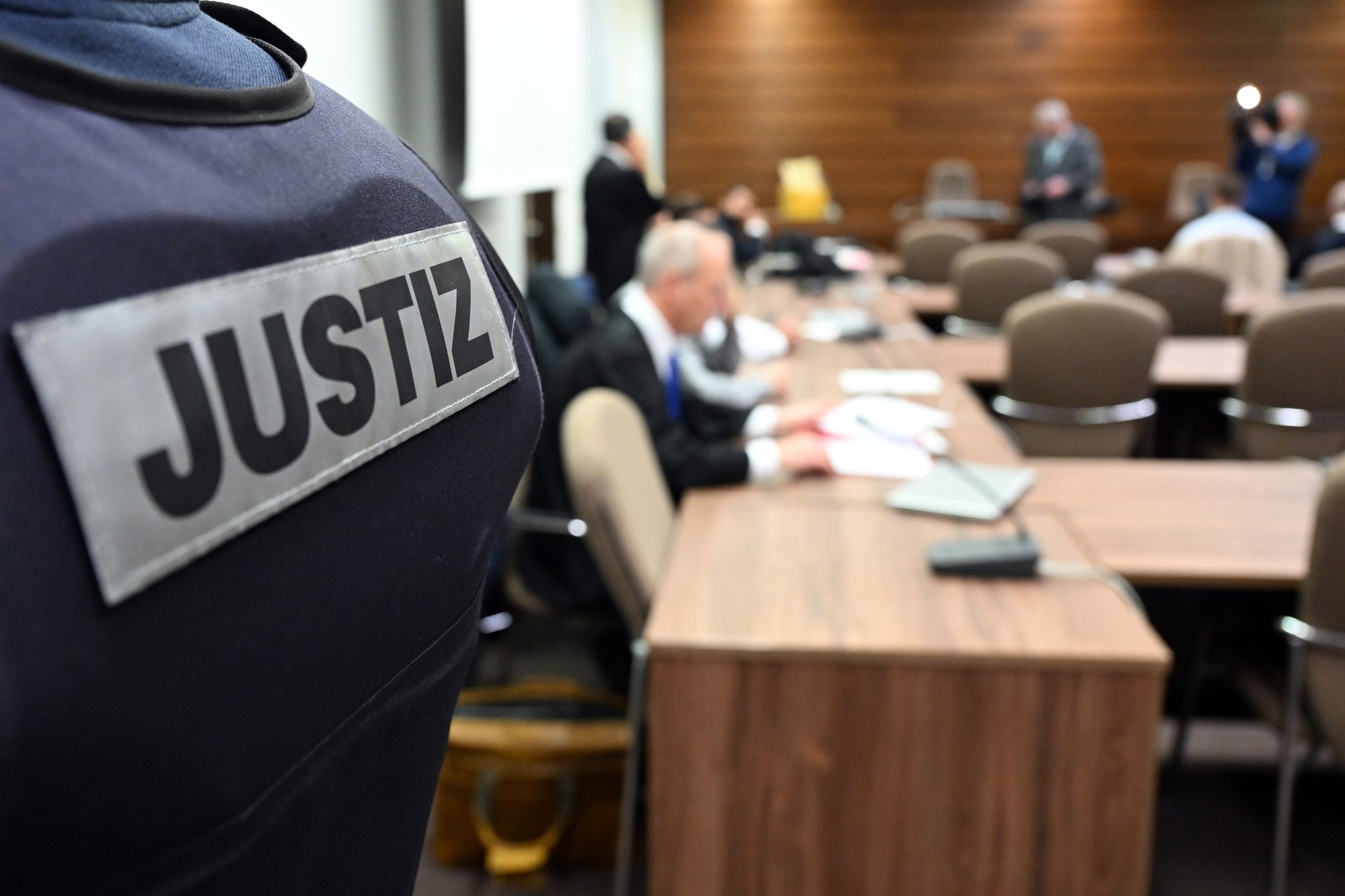 Fünf Polizisten wegen Körperverletzung im Amt vor Gericht