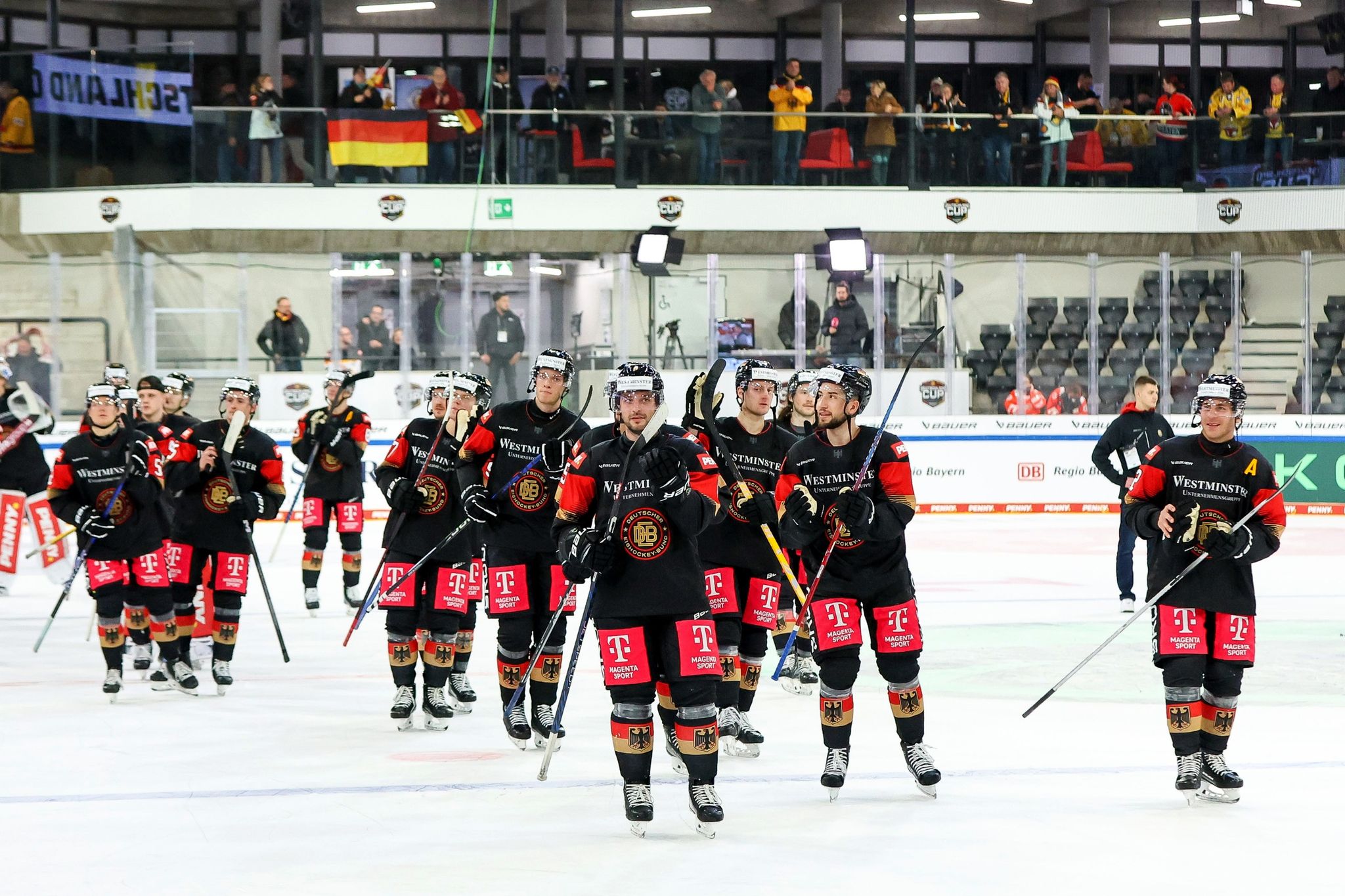 5:3 gegen Österreich: DEB-Männer vor Deutschland-Cup-Sieg