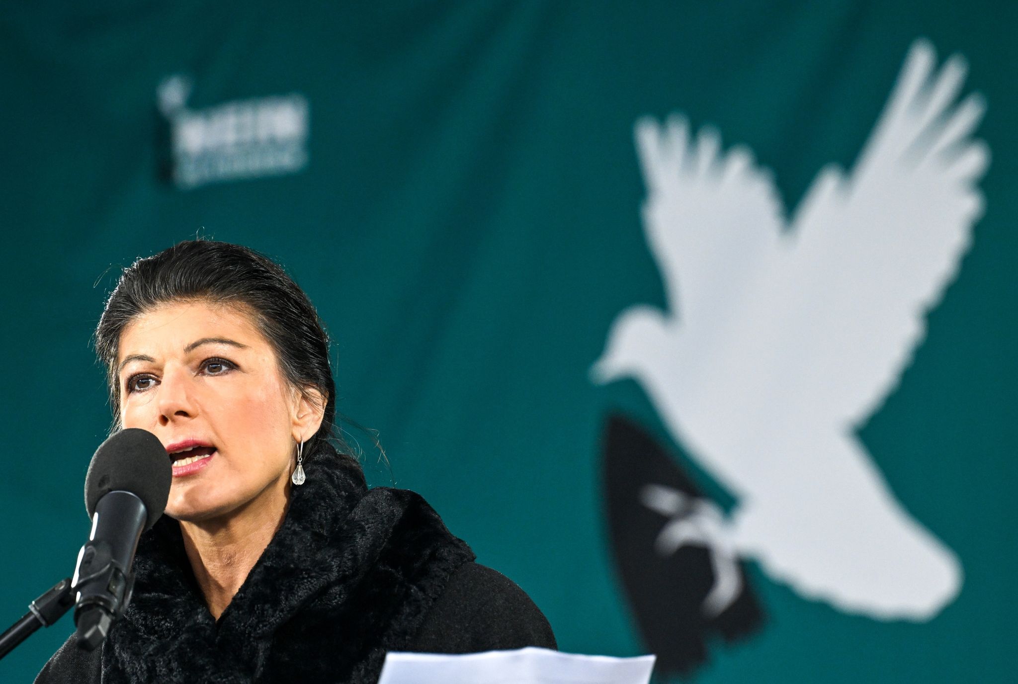 Tausende bei Friedensdemonstration mit Wagenknecht in Berlin