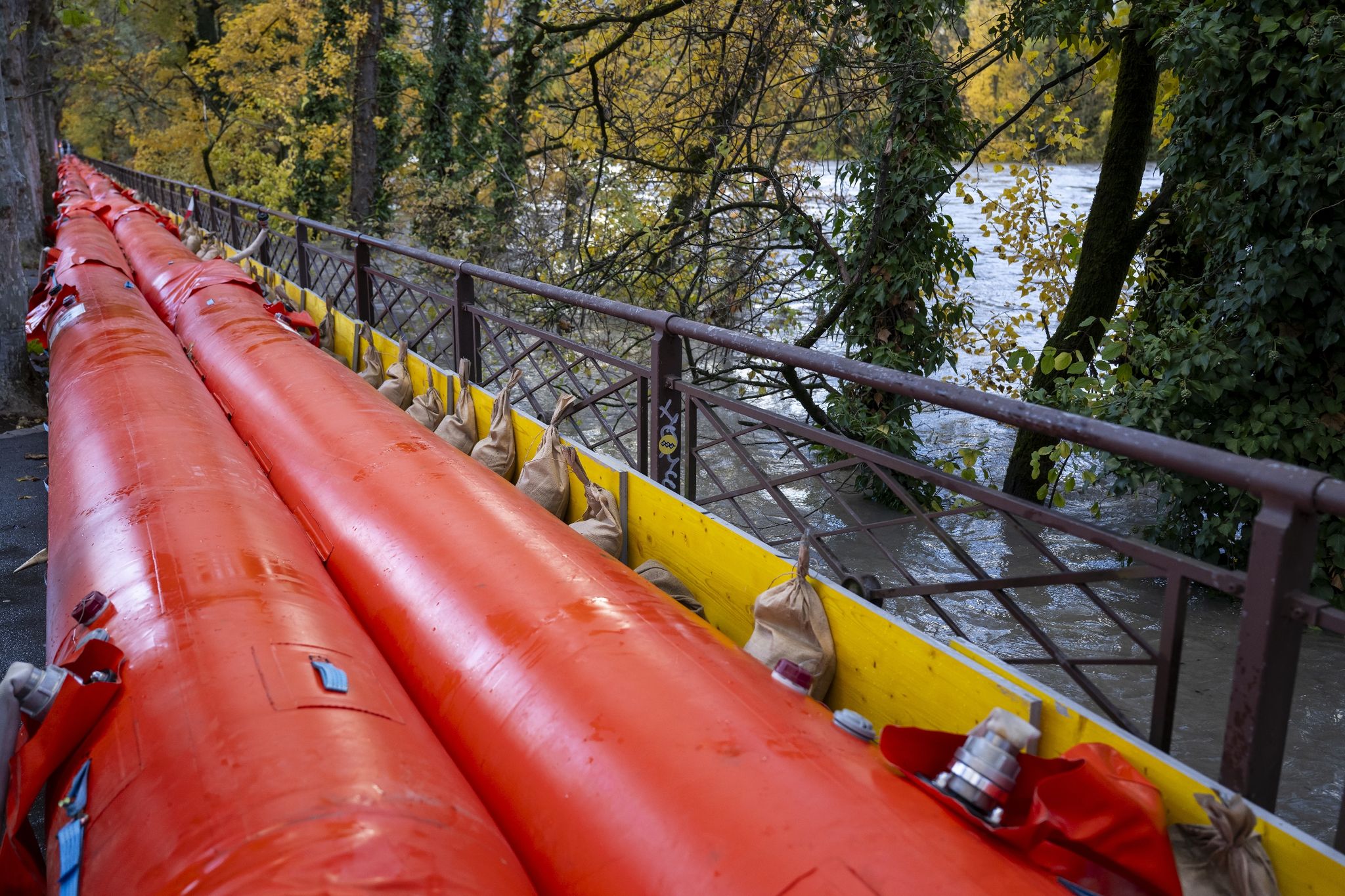 Hochwasser in Schweiz: Rheinschifffahrt und Genf betroffen