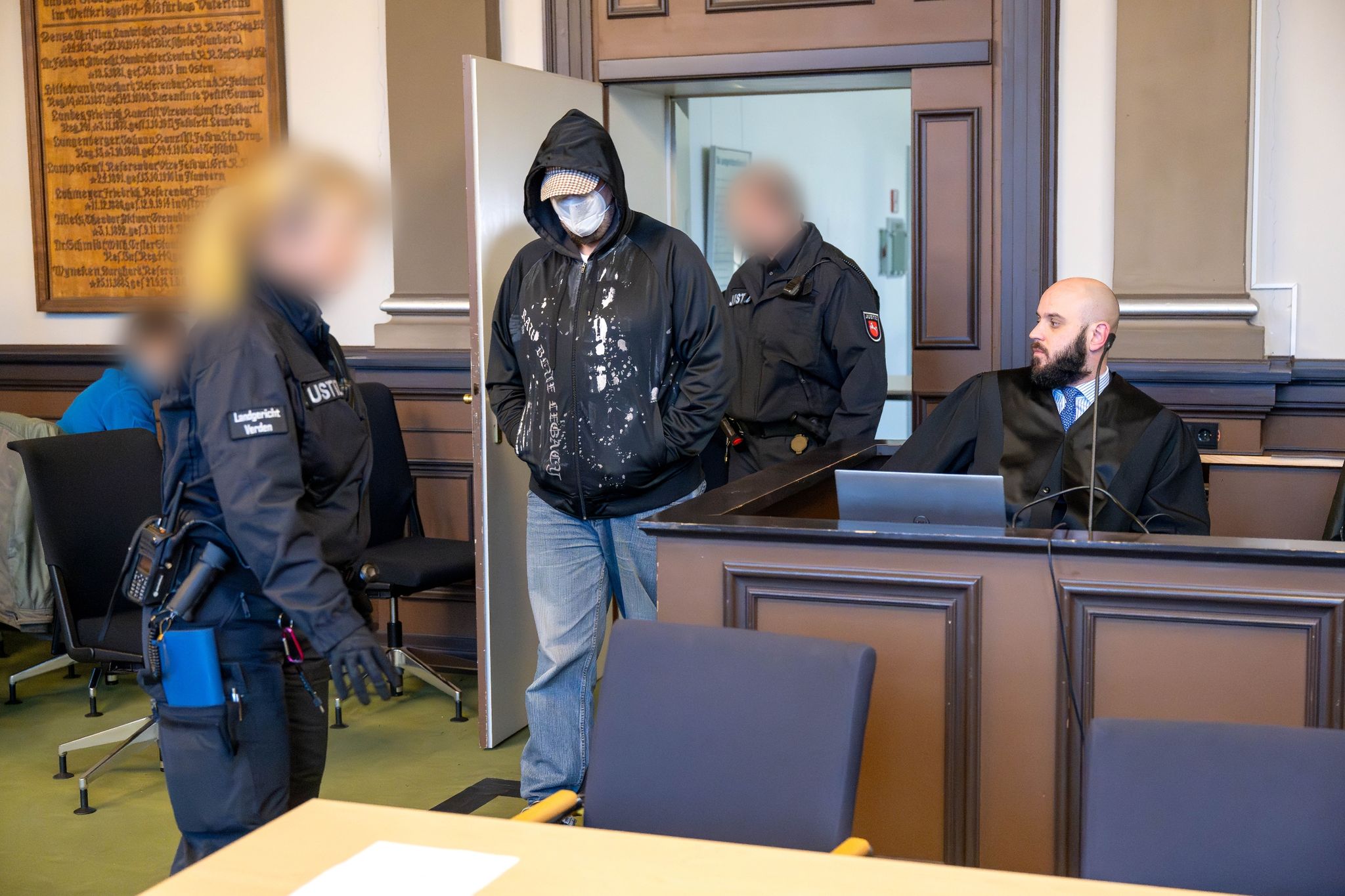 Tote in der Weser – Angeklagte schweigen bei Prozessauftakt