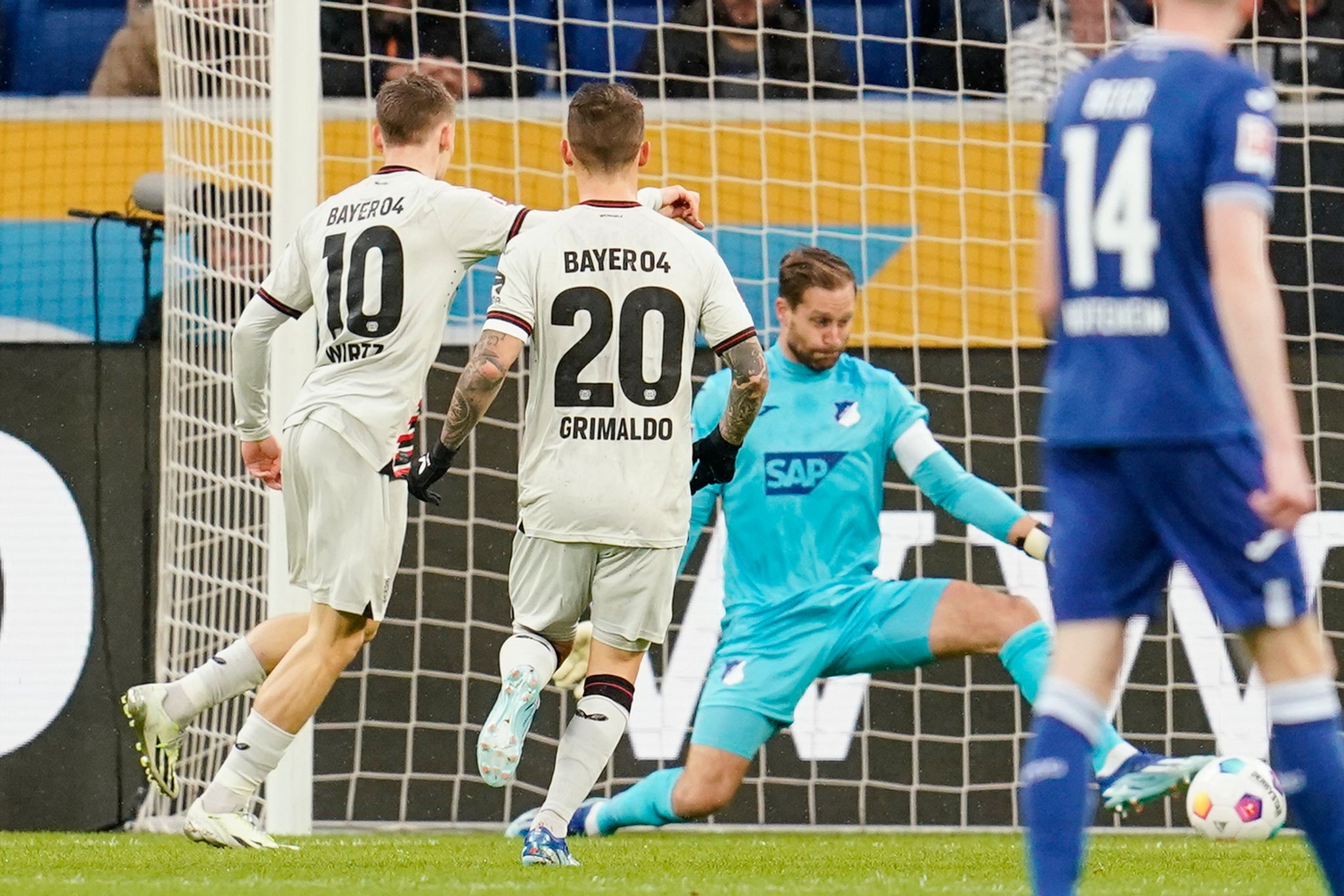 Schlampig und genial: Leverkusen bleibt Spitzenreiter