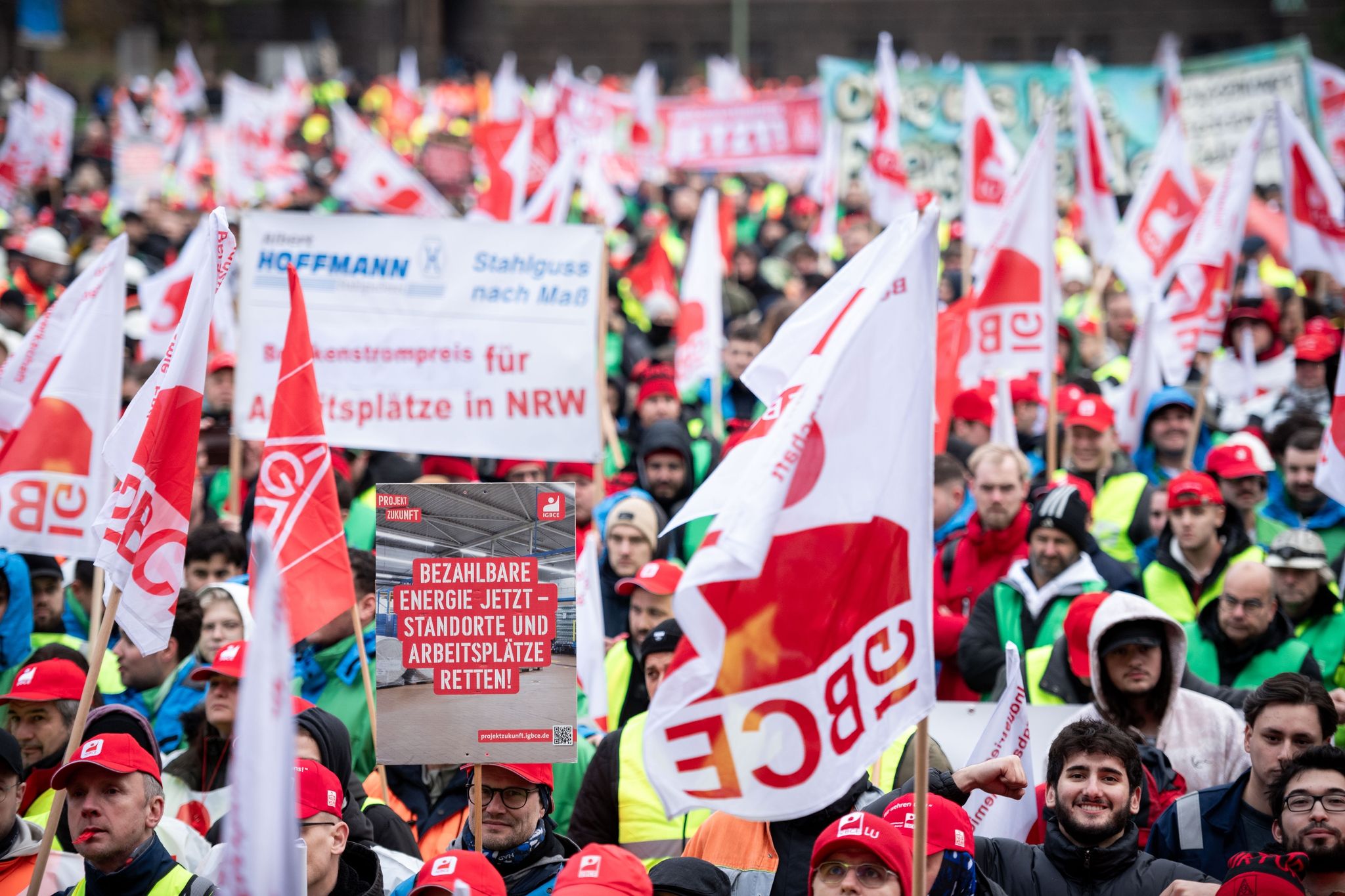 Tausende Beschäftigte demonstrieren für Industriestrompreis