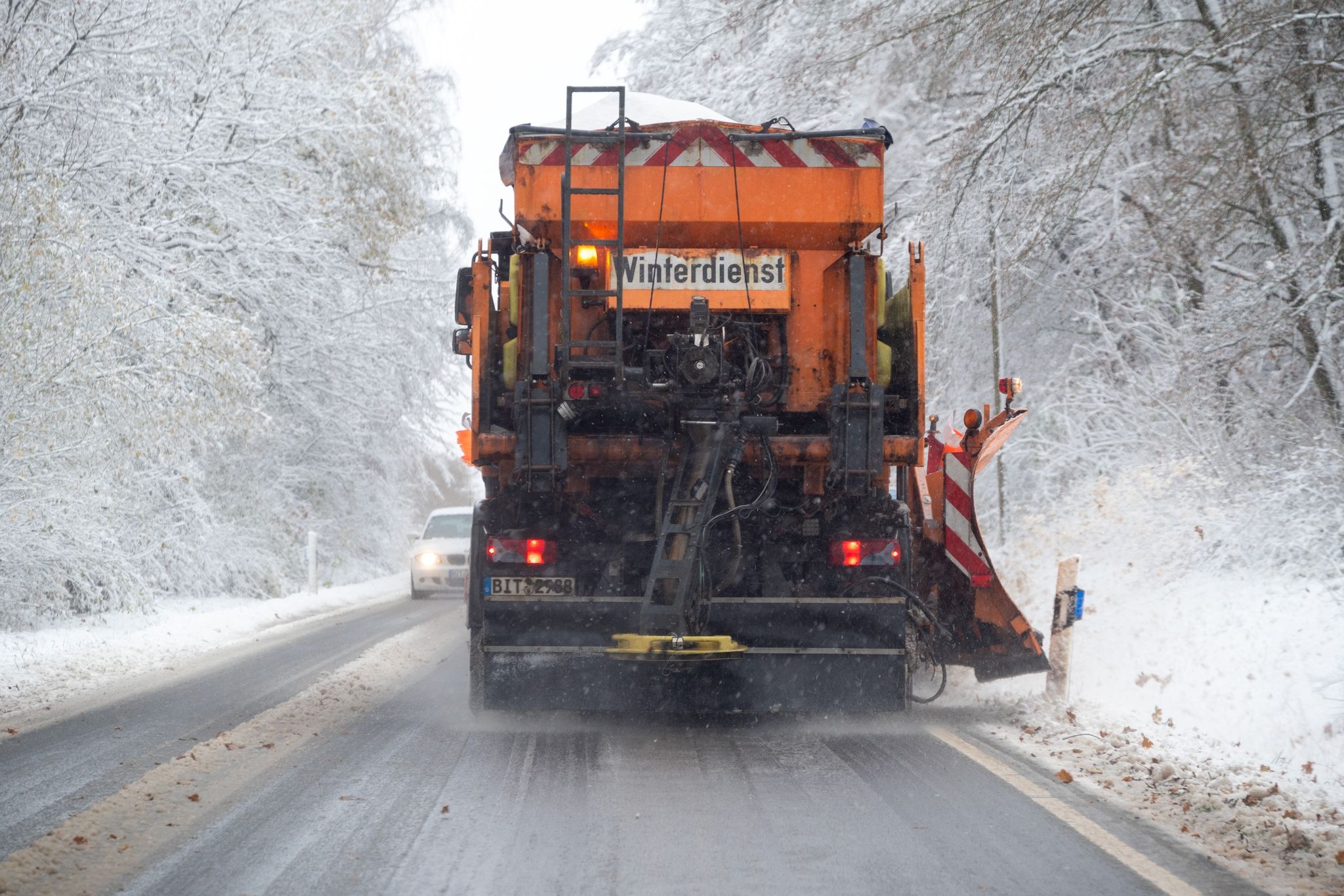 Wintereinbruch bringt den Verkehr ins Schleudern