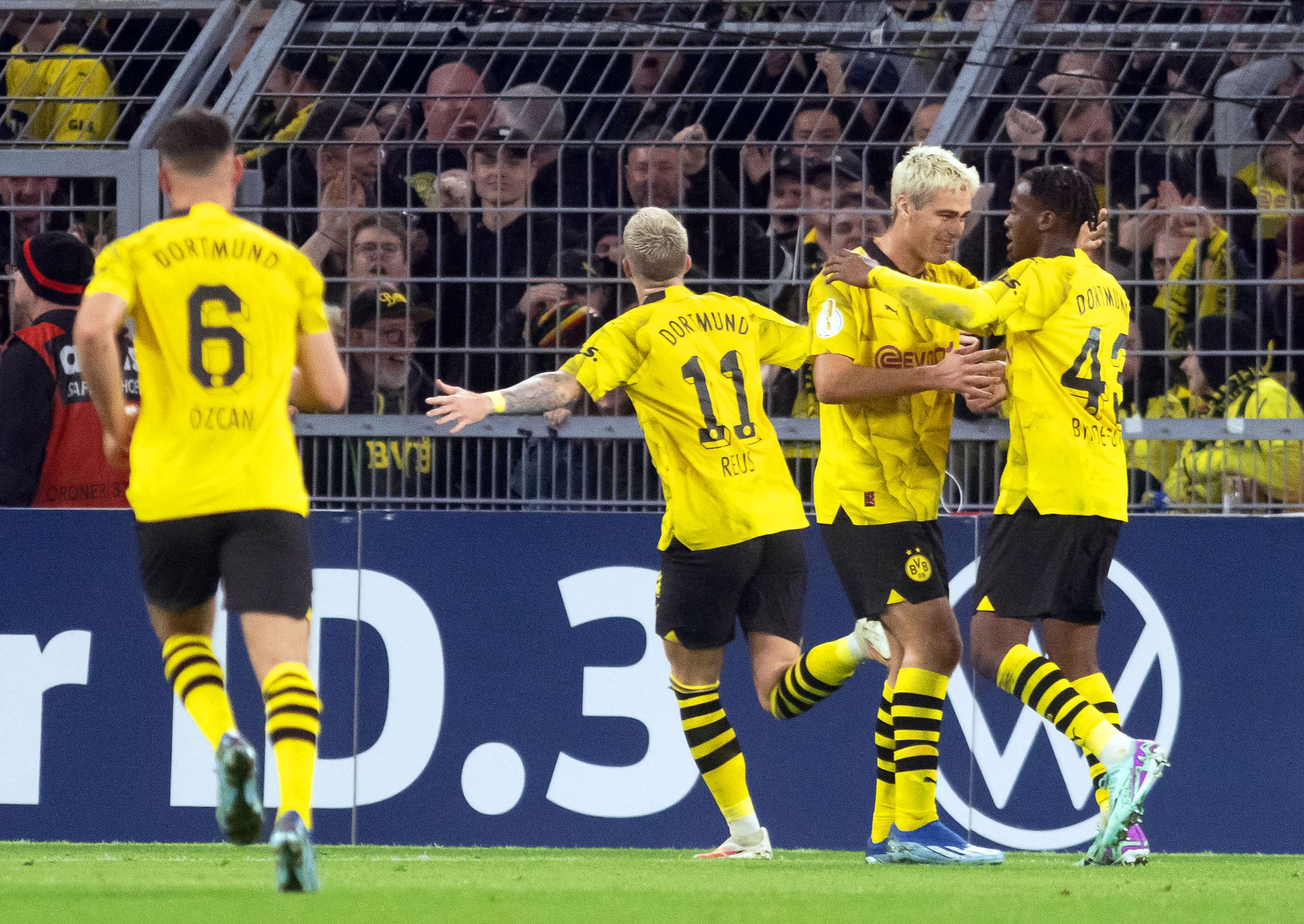 Bayern-Debakel in Saarbrücken – BVB und Leverkusen weiter