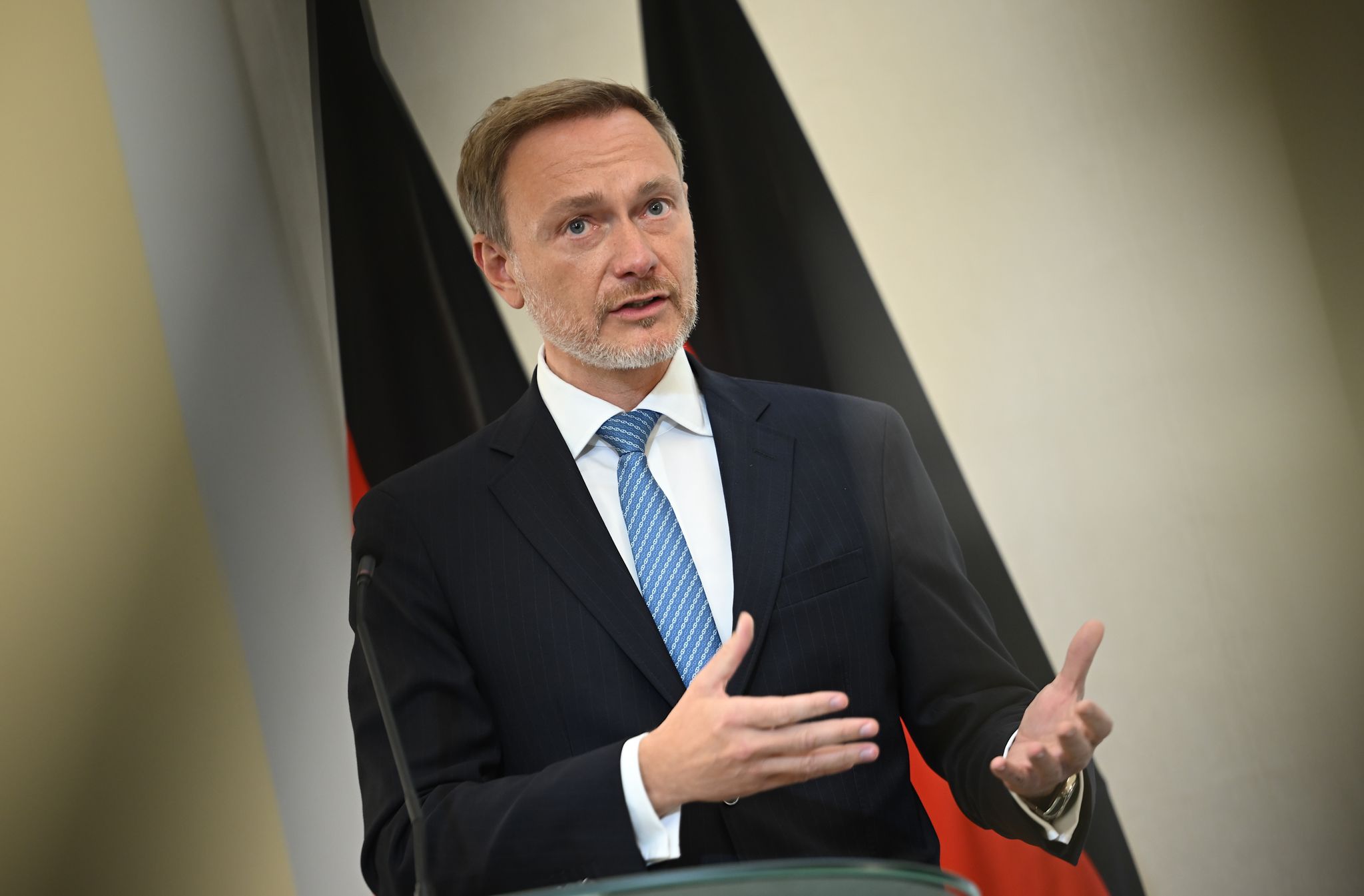 Lindner für Überprüfung der Sozialleistungen