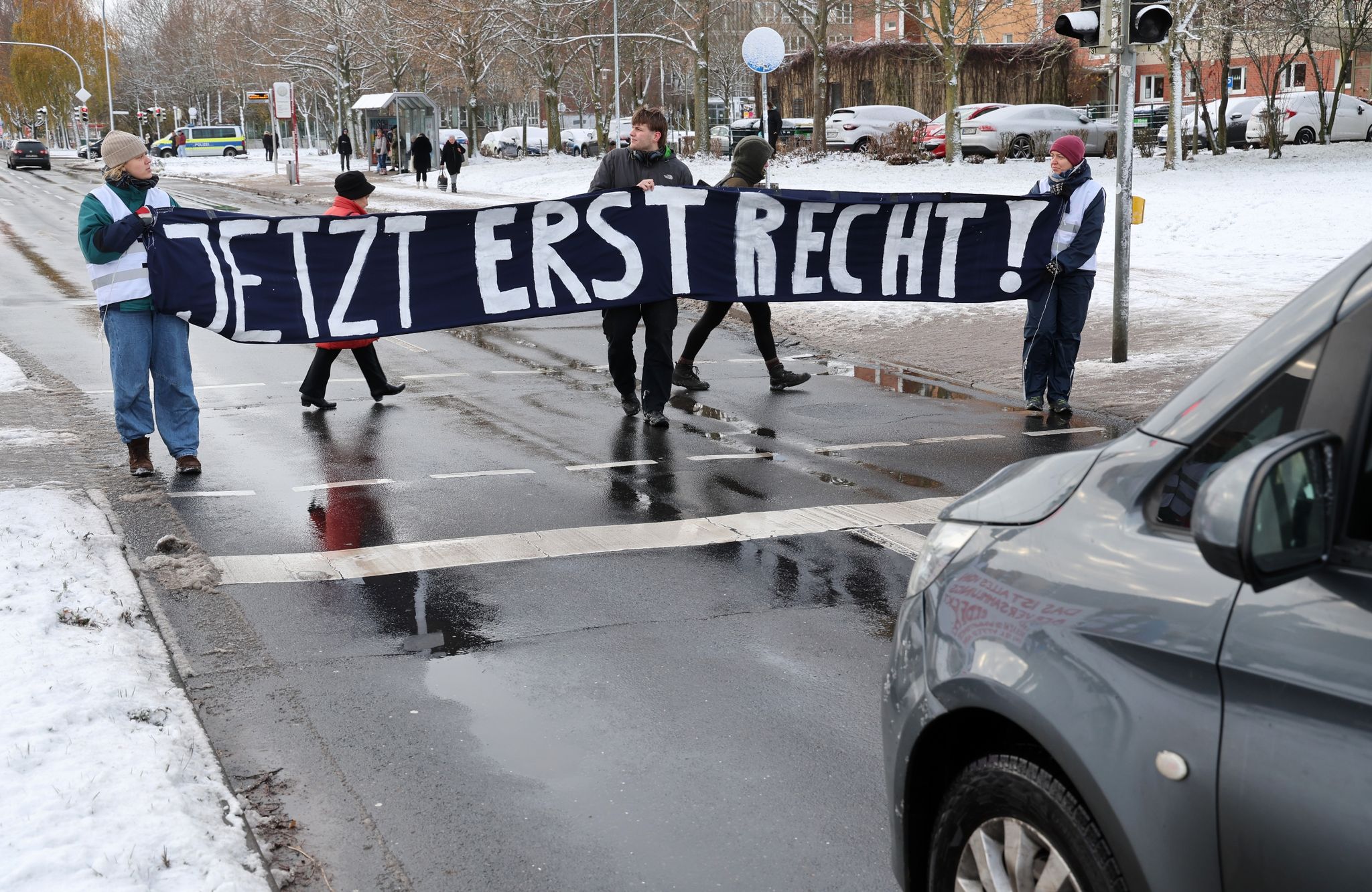 Klimaaktivisten von Straße gezogen – Fahrer verurteilt