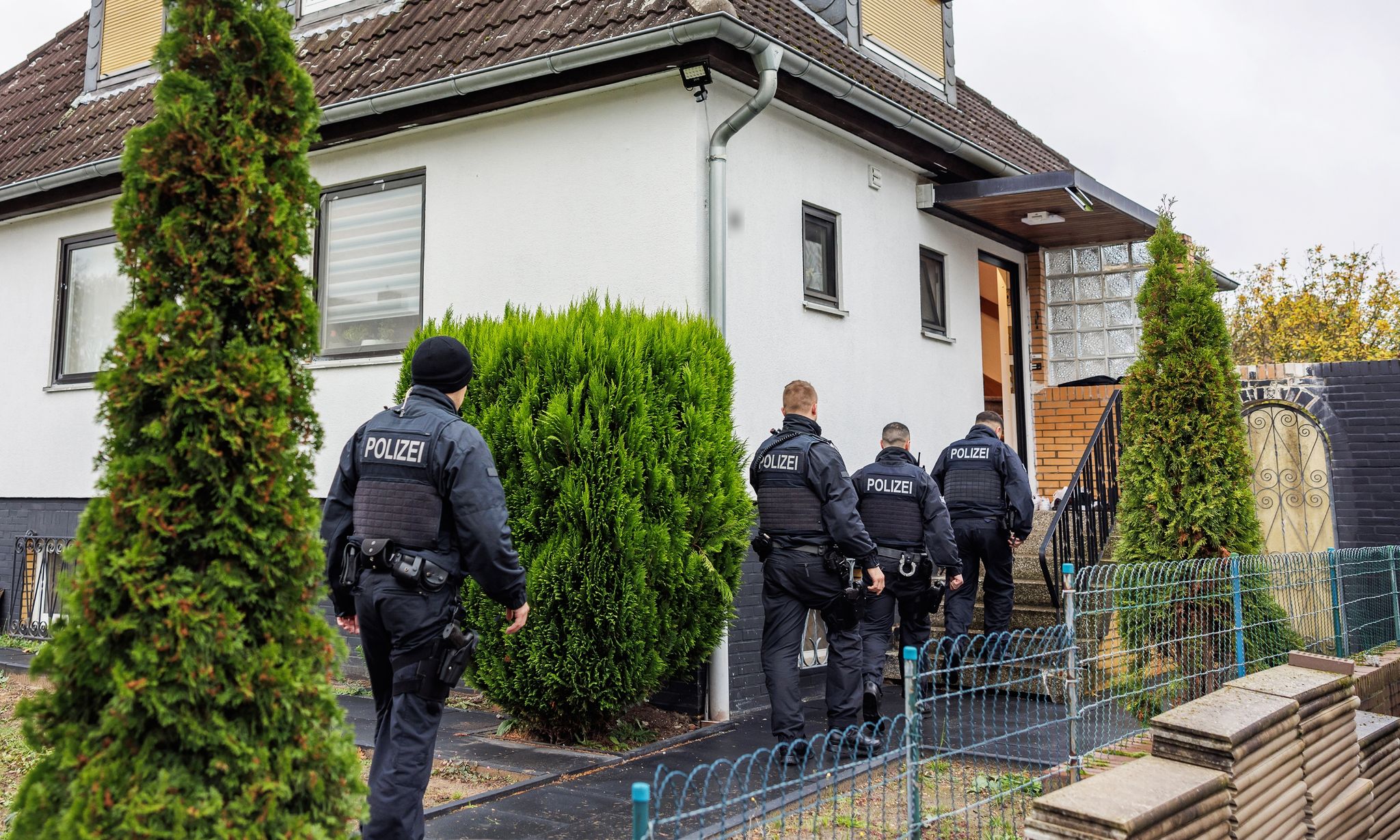 Großrazzia gegen mutmaßliche Schleuserbande