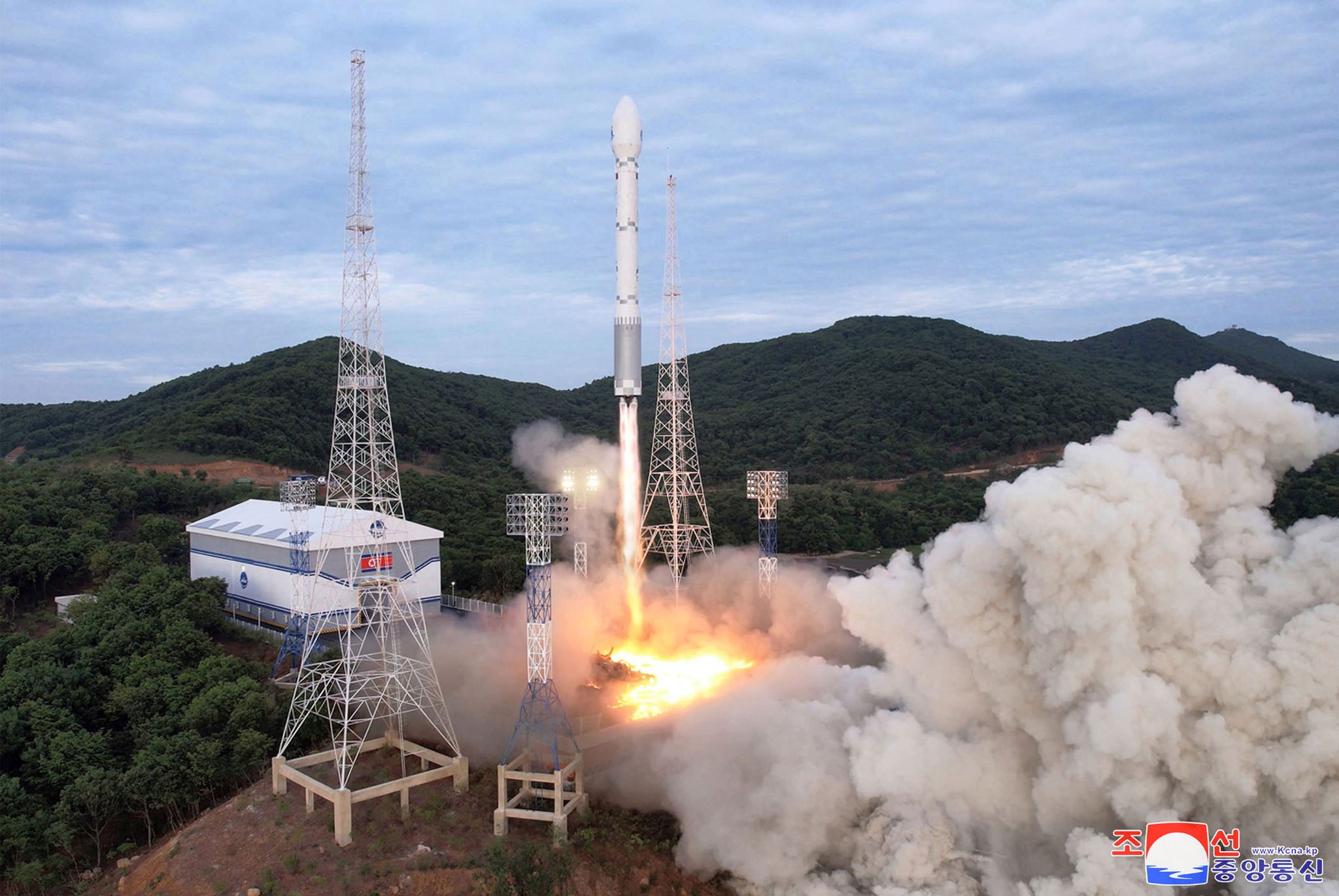 Nordkorea startet Rakete mit mutmaßlichem Satelliten an Bord