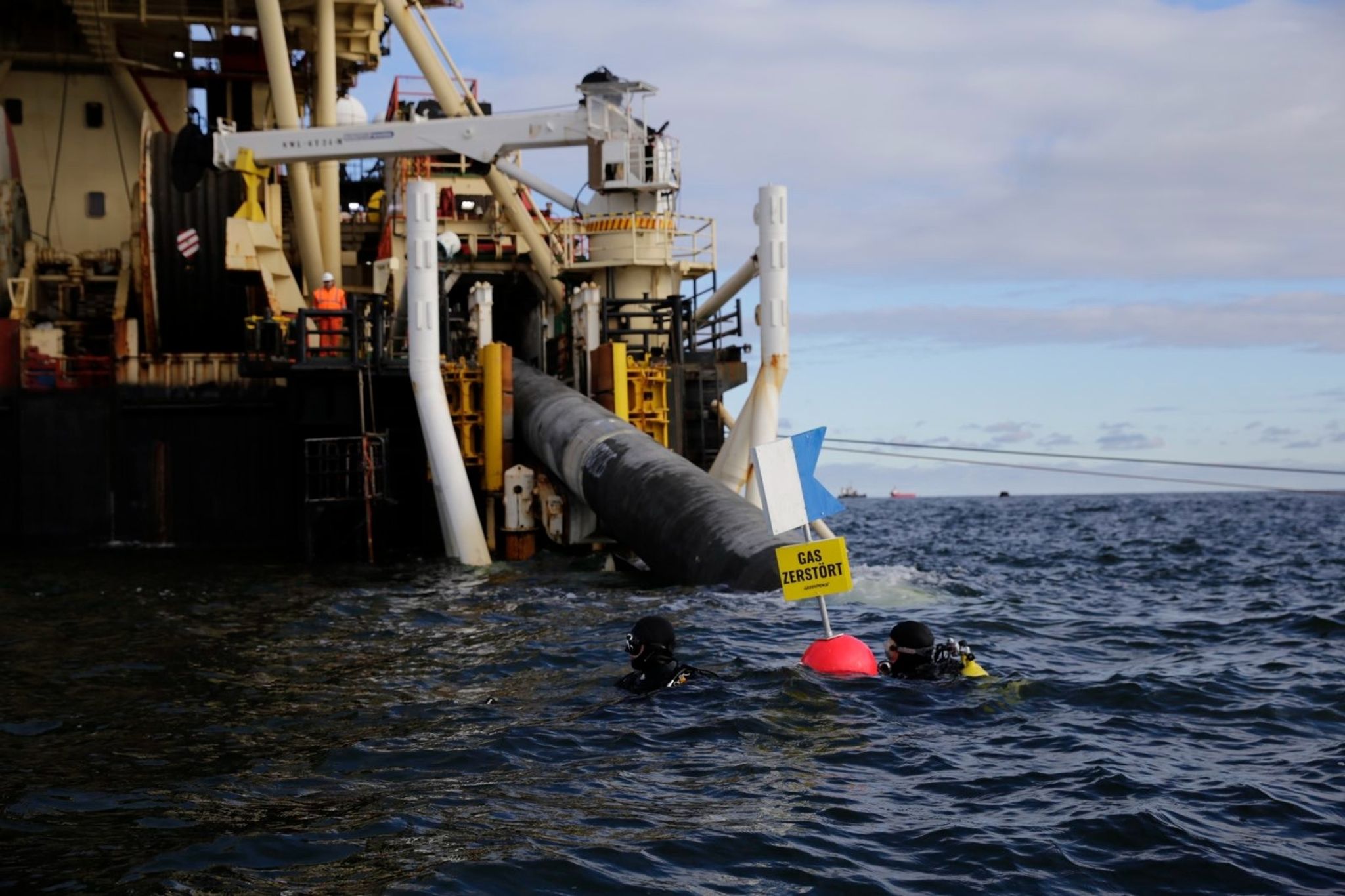 Taucher von Greenpeace behindern Bau von LNG-Pipeline