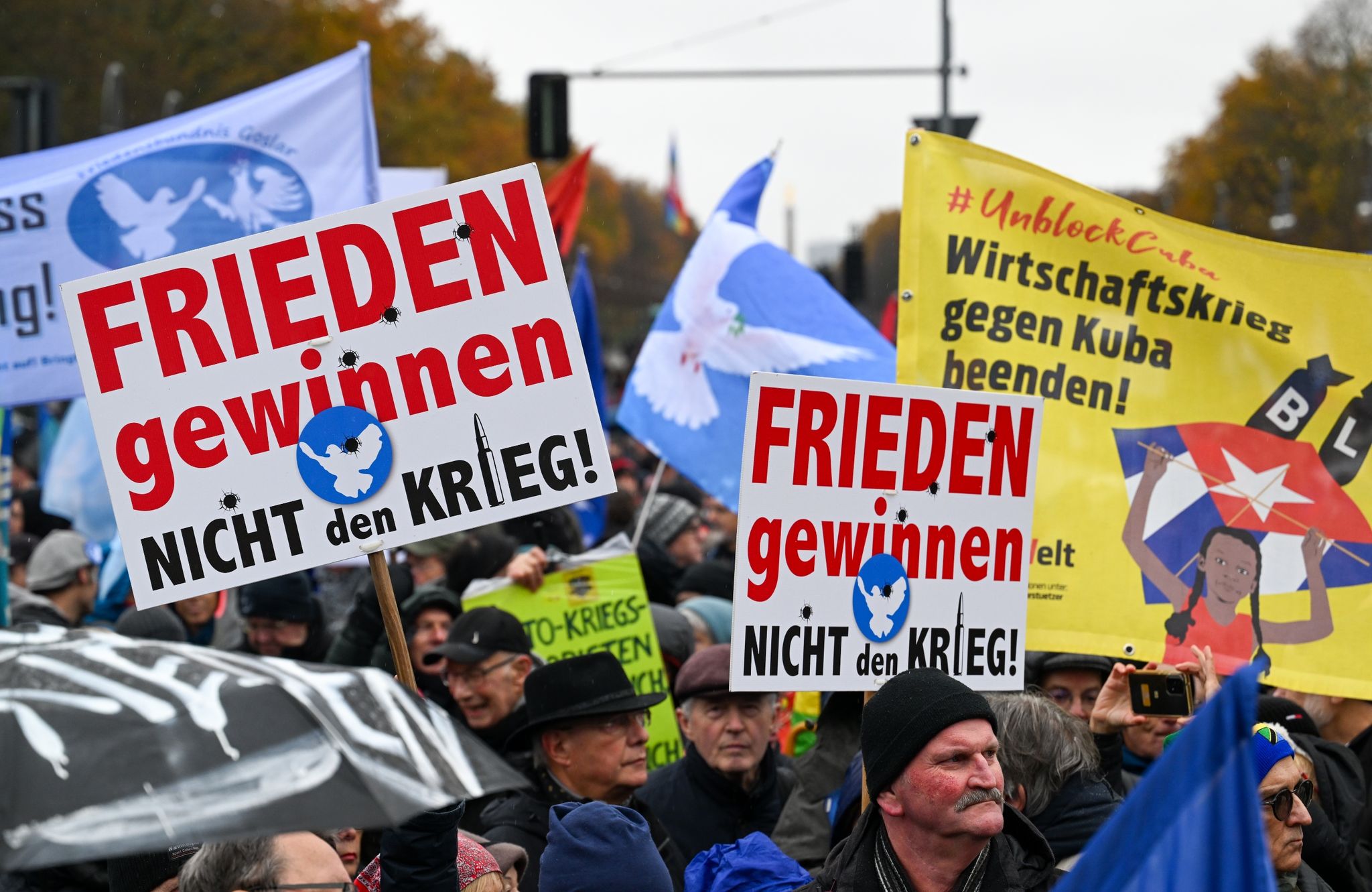 Tausende bei Friedensdemo mit Wagenknecht in Berlin