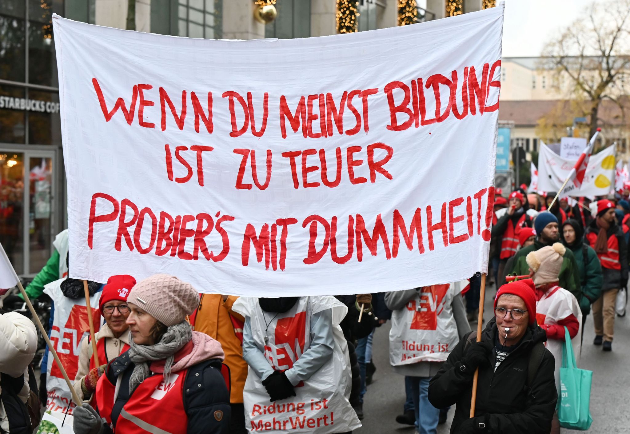 GEW: 20.000 Lehrkräfte und Erzieher bei Warnstreik