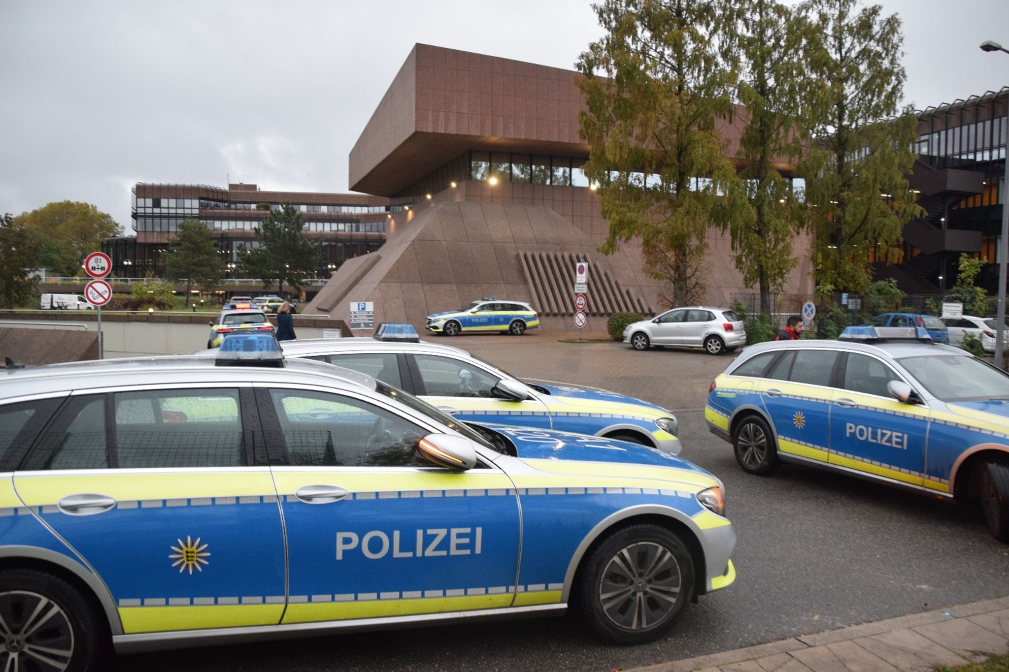 Nach Serie von Bombendrohungen: Zwei Verdächtige ermittelt
