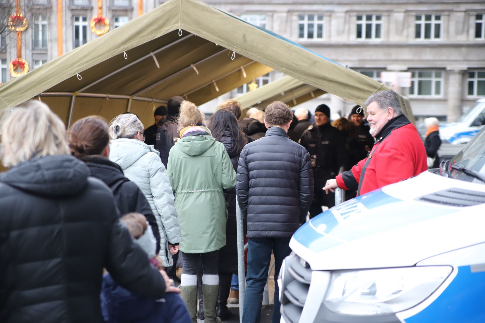 Erhöhte Wachsamkeit nach Anschlagsfurcht in Köln und Wien
