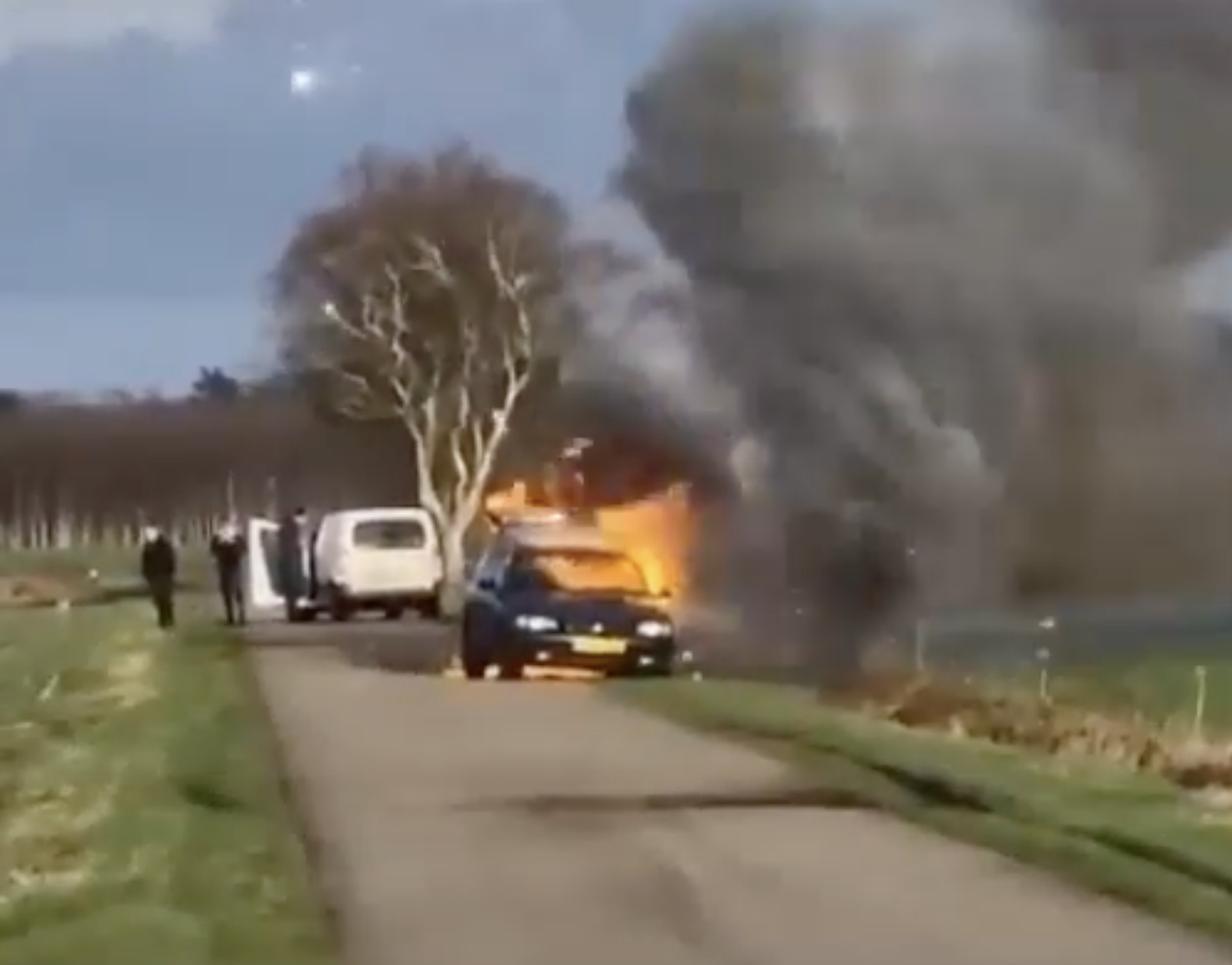 Feuerwerkschaos durch eine Zigarette ausgelöst! Auto brennt vollständig ab