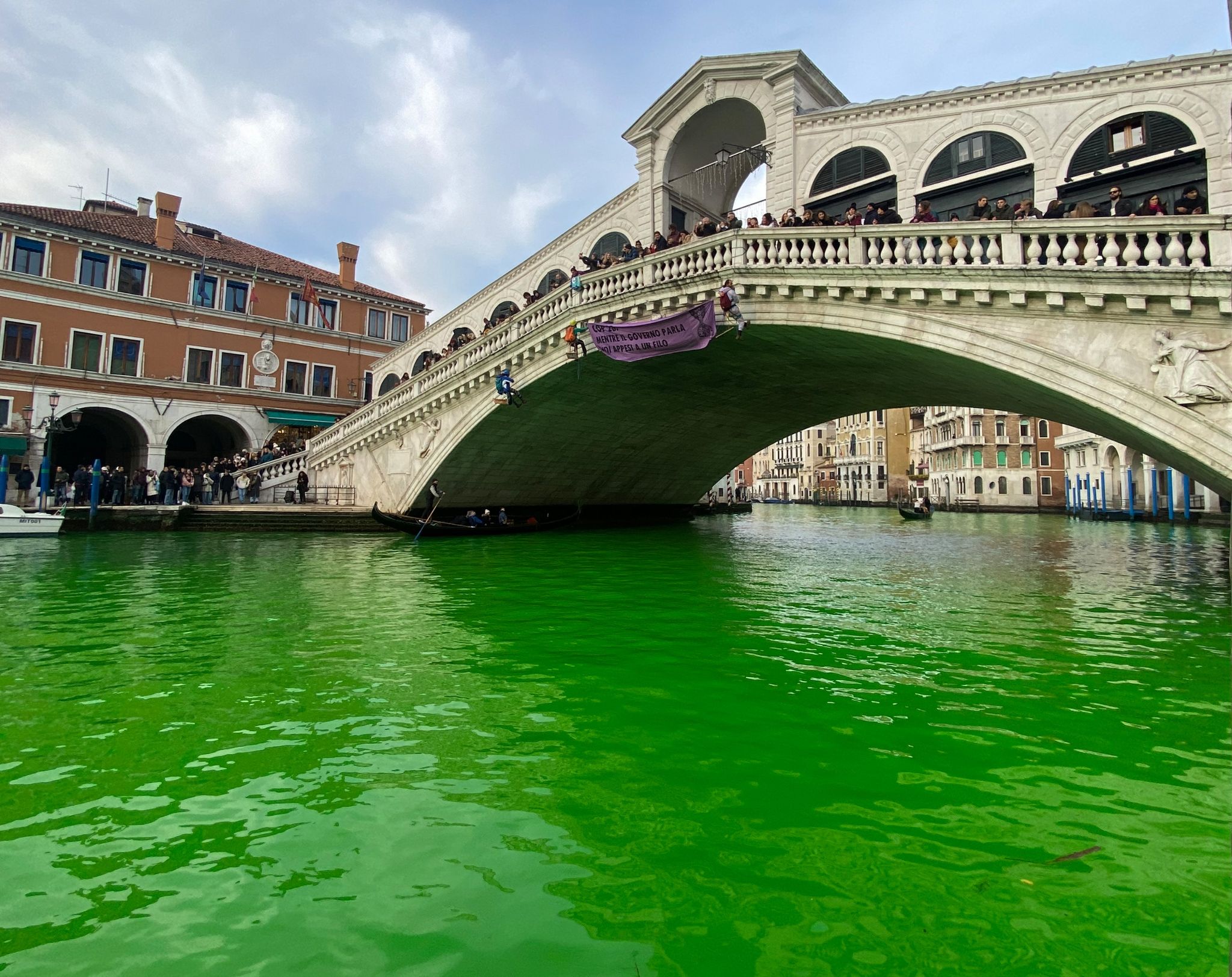 Klimaaktivisten färben Canal Grande in Venedig grün