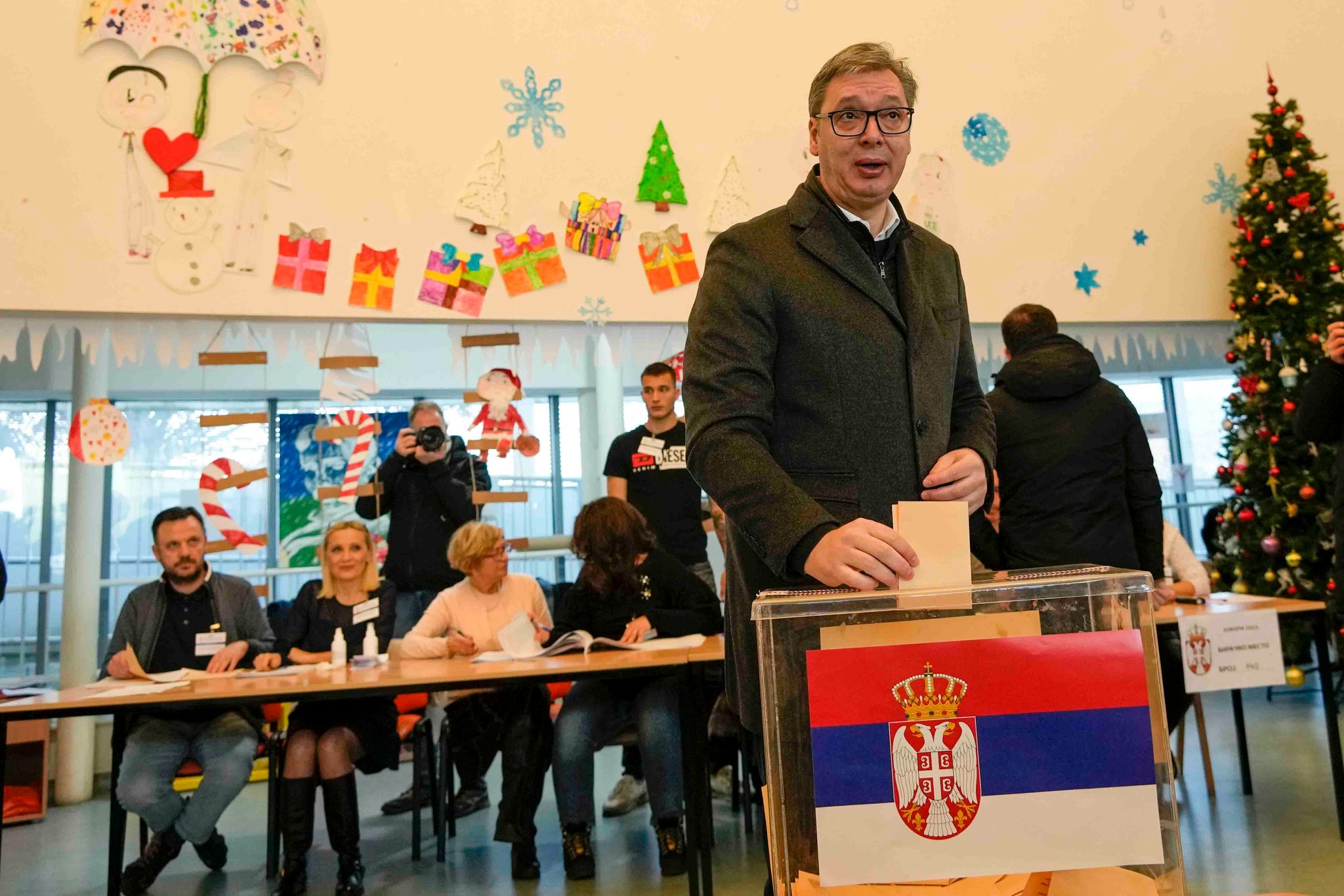 Bürger Serbiens entscheiden über neues Parlament