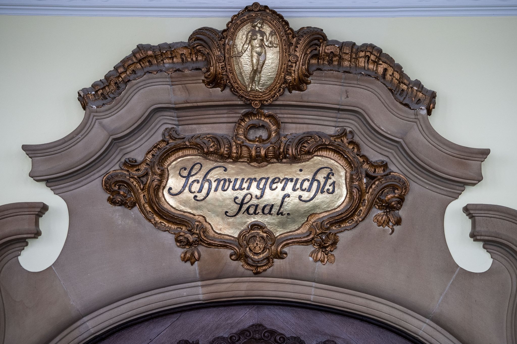 Schlafende Ehefrau mit Hammer erschlagen – Lebenslange Haft