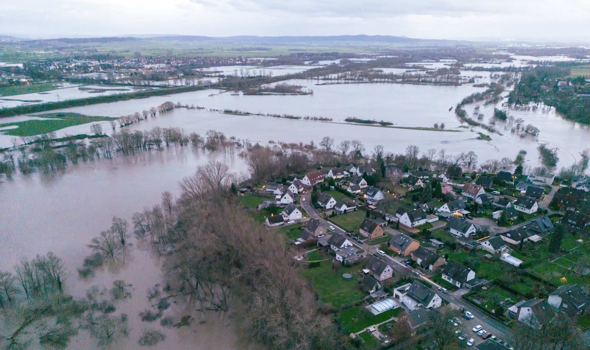 Angespannte Hochwasserlage: Talsperren voll, Deiche brüchig