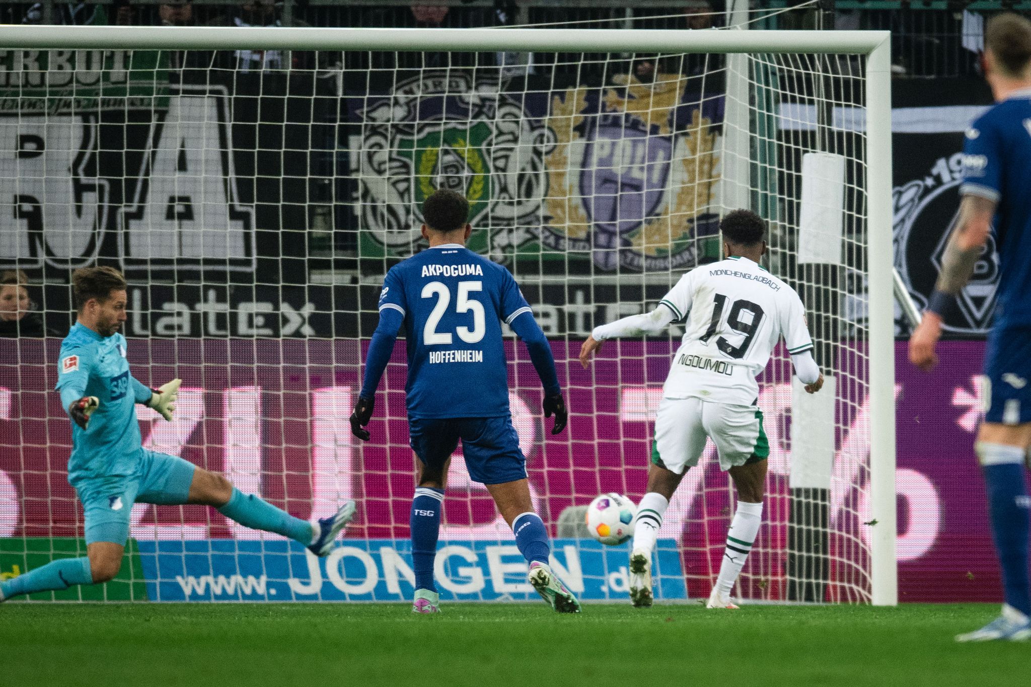 Schmadtke lobt Gladbacher Mentalität nach spätem 2:1-Sieg