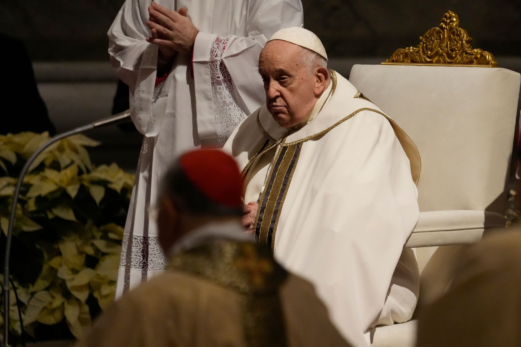 Papst mahnt in Christmette zu Frieden