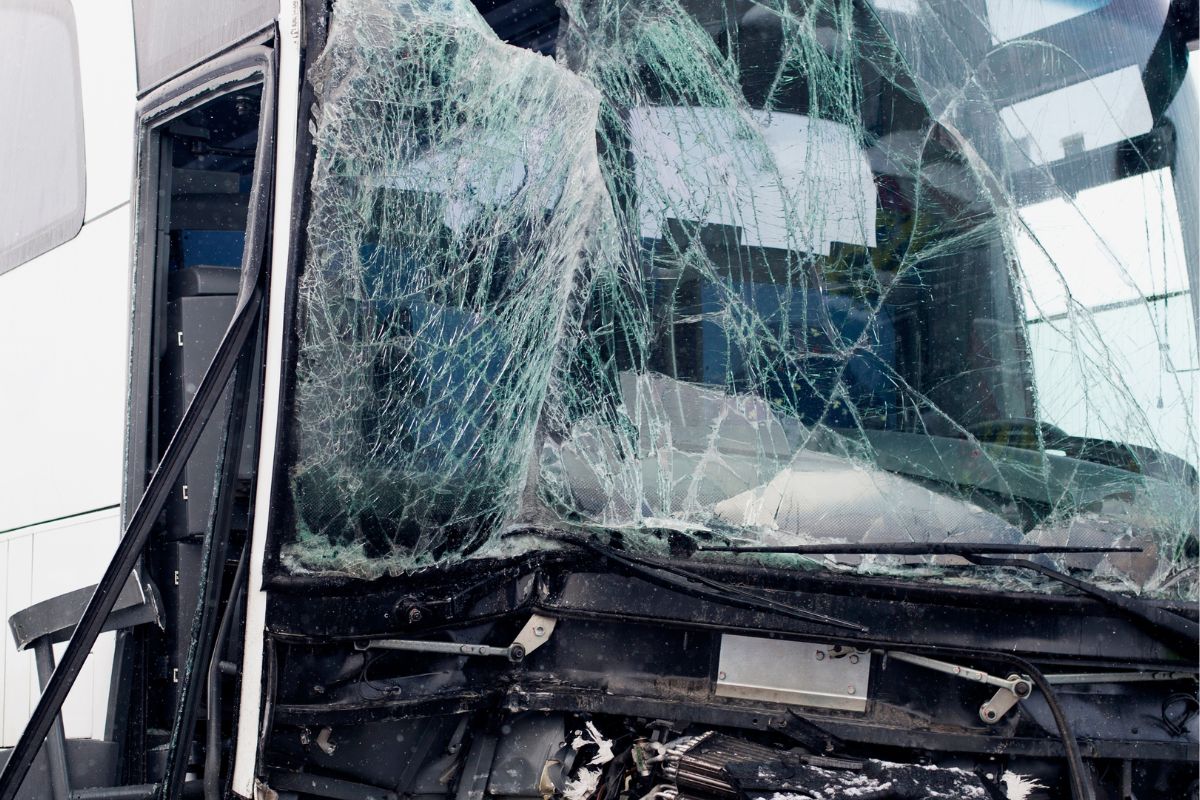 Reisebus mit schwerem Unfall – Viele Tote und Verletzte