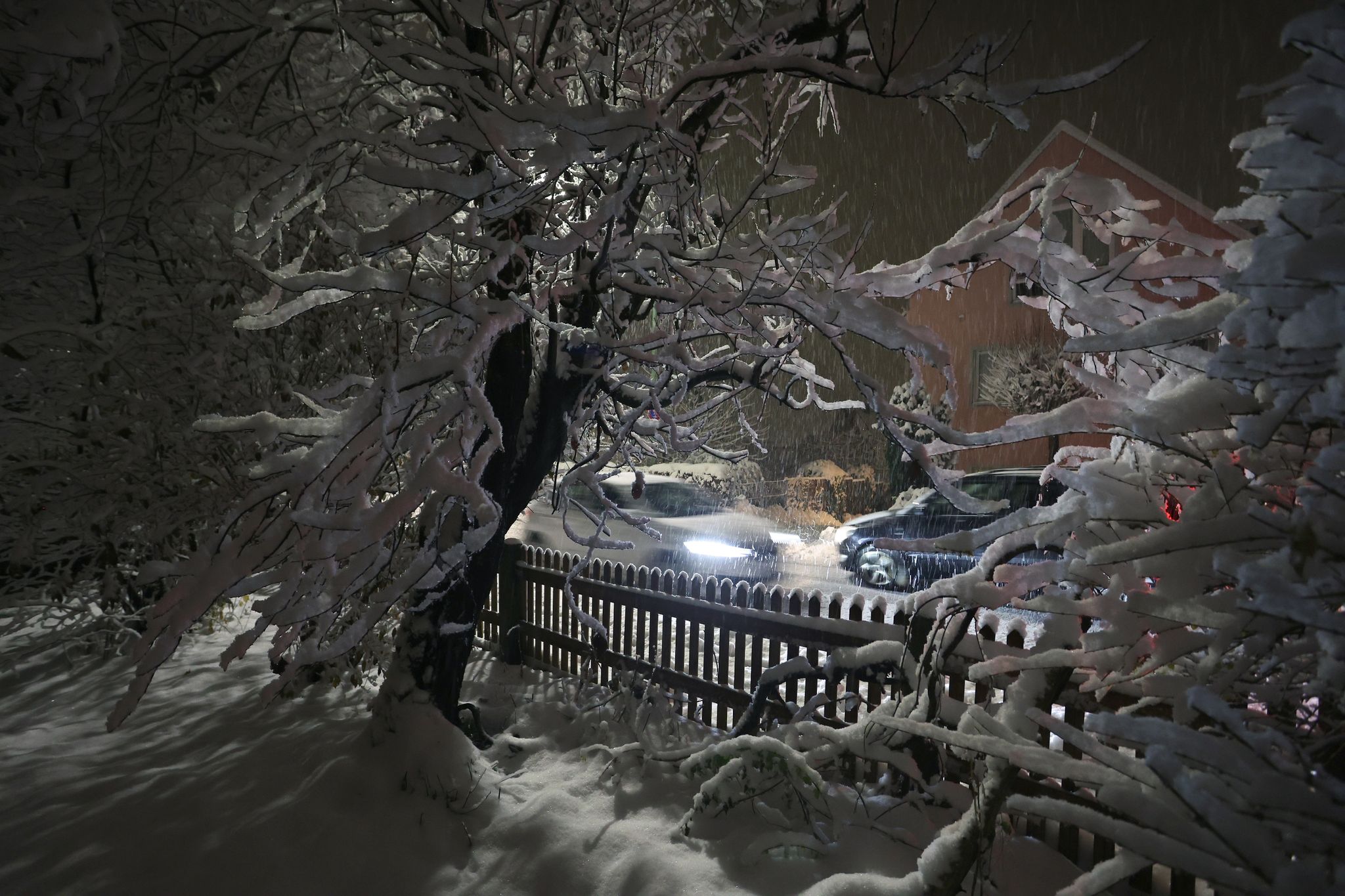 Schnee und Eis legen Süddeutschland lahm