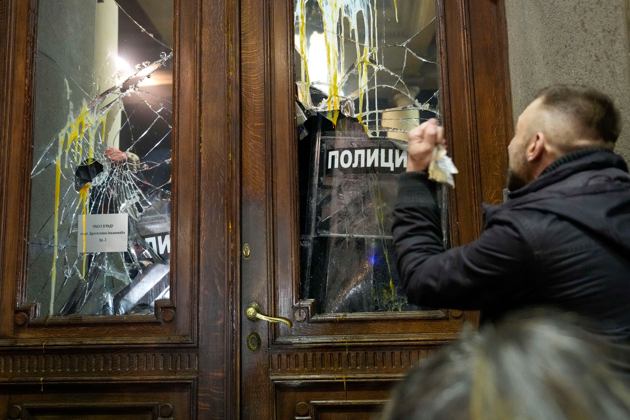 Tumulte bei Protest gegen mutmaßlichen Wahlbetrug in Belgrad