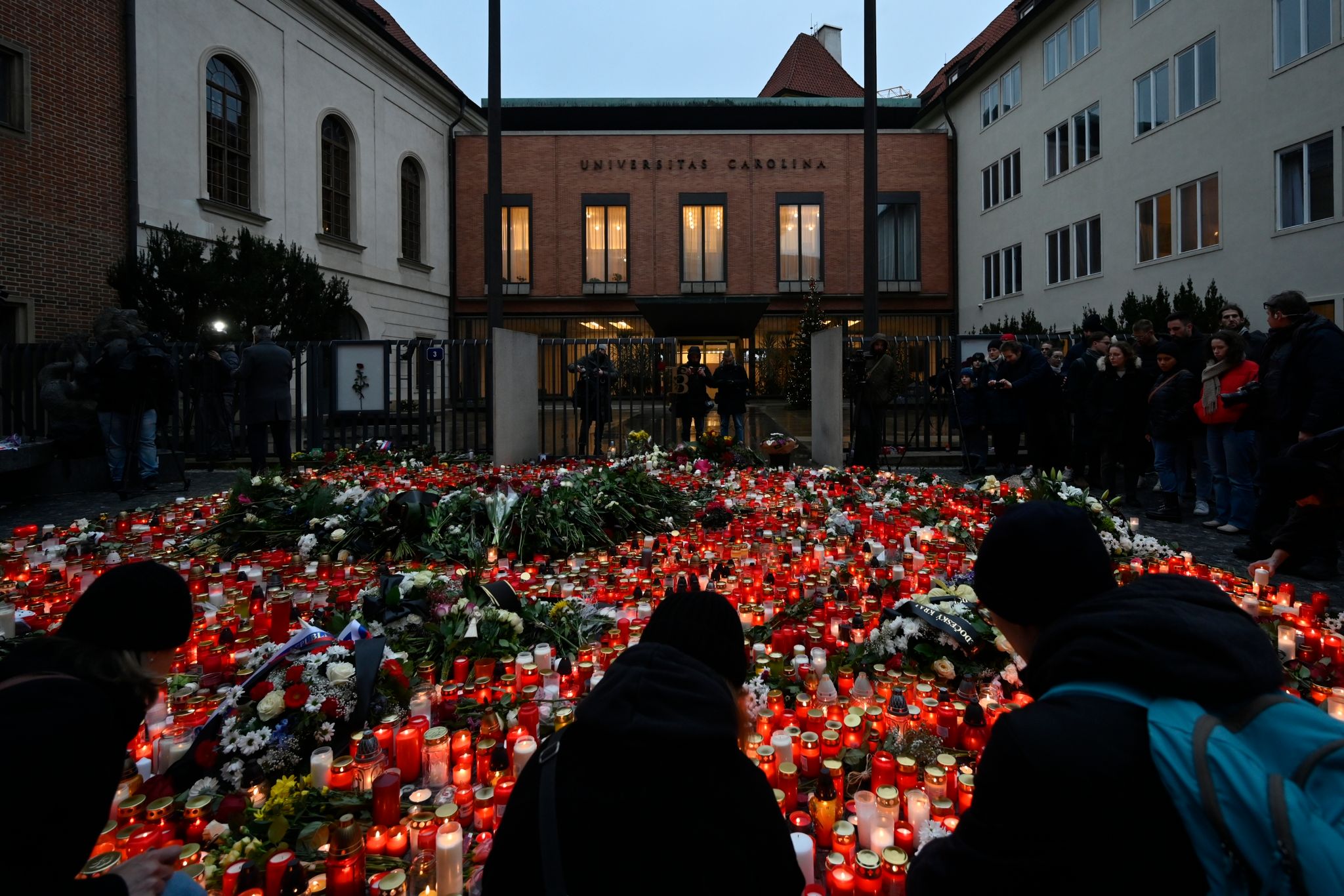 Nach Schusswaffenattacke: Tschechien hält Staatstrauer