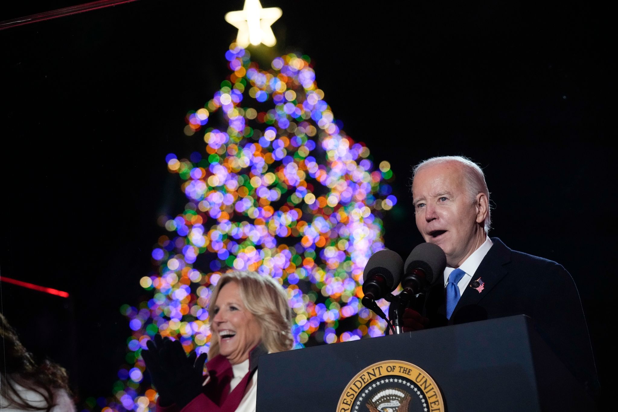 Bidens lassen Weihnachtsbaum vor dem Weißen Haus erstrahlen