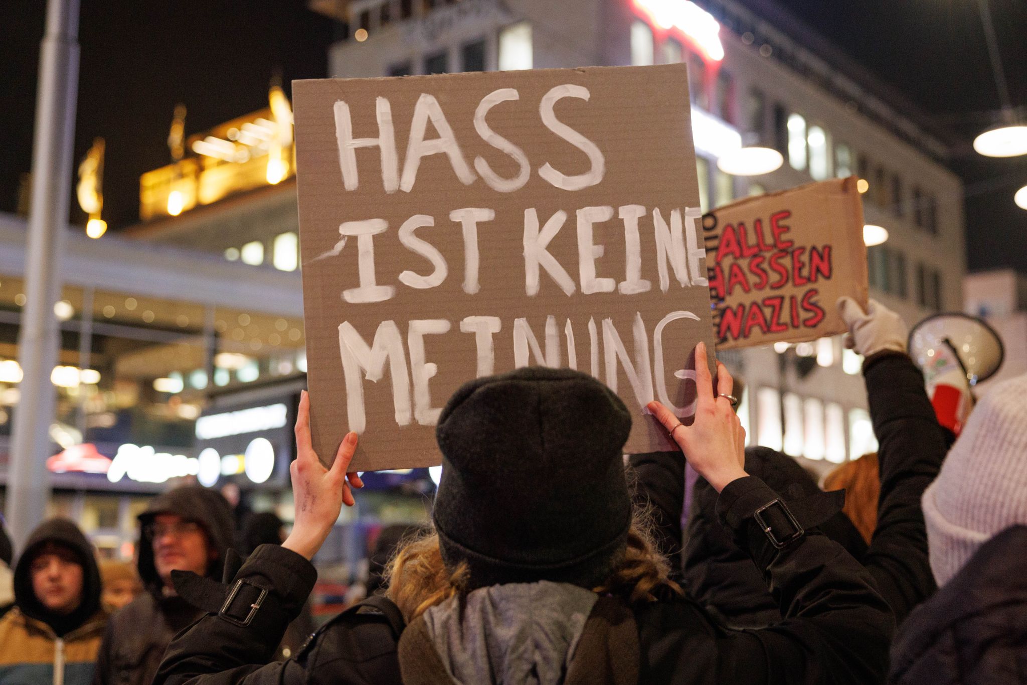 Proteste gegen Rechtsextremismus: Tausende demonstrieren in ganz Deutschland