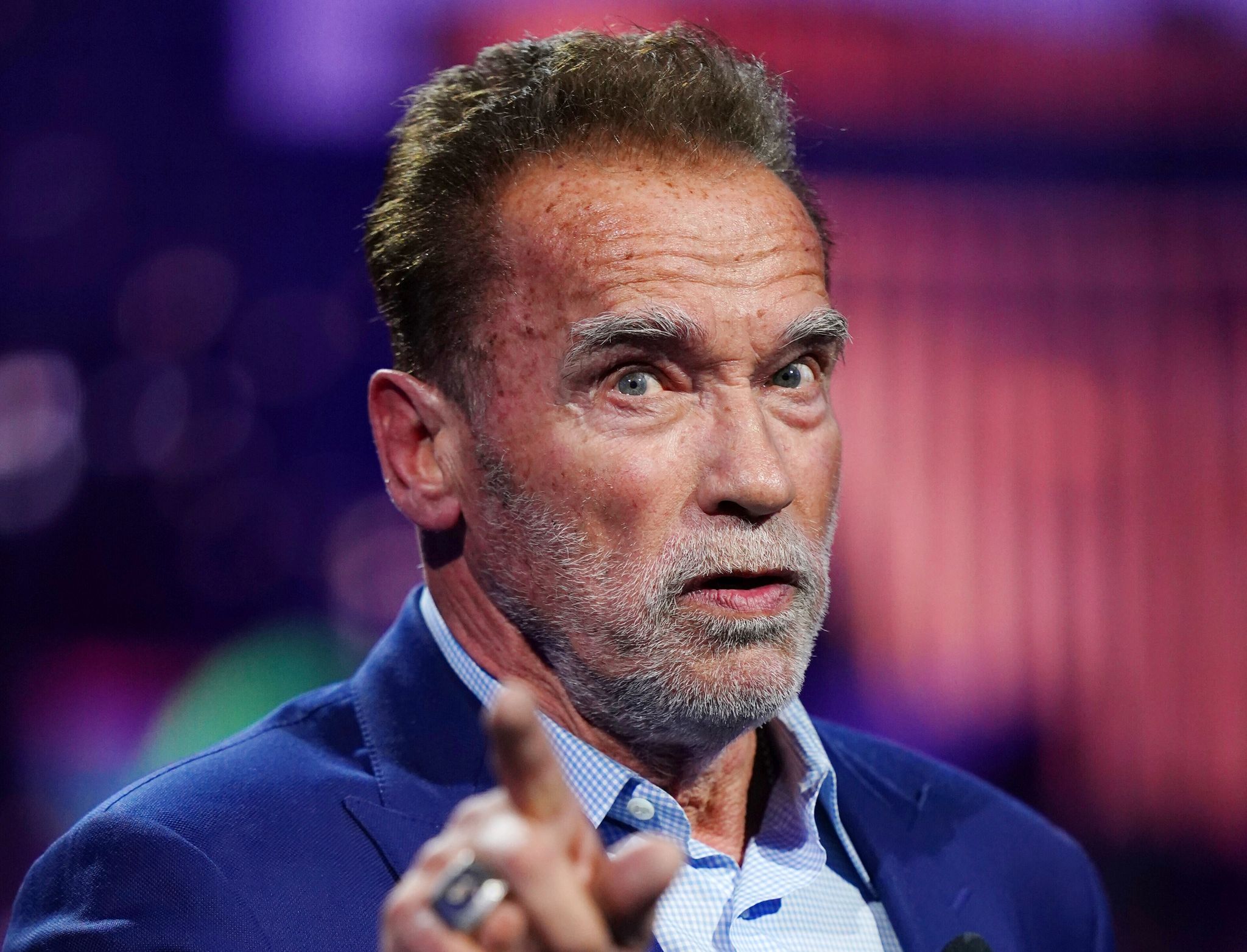 Zoll stoppt Arnold Schwarzenegger am Münchner Flughafen