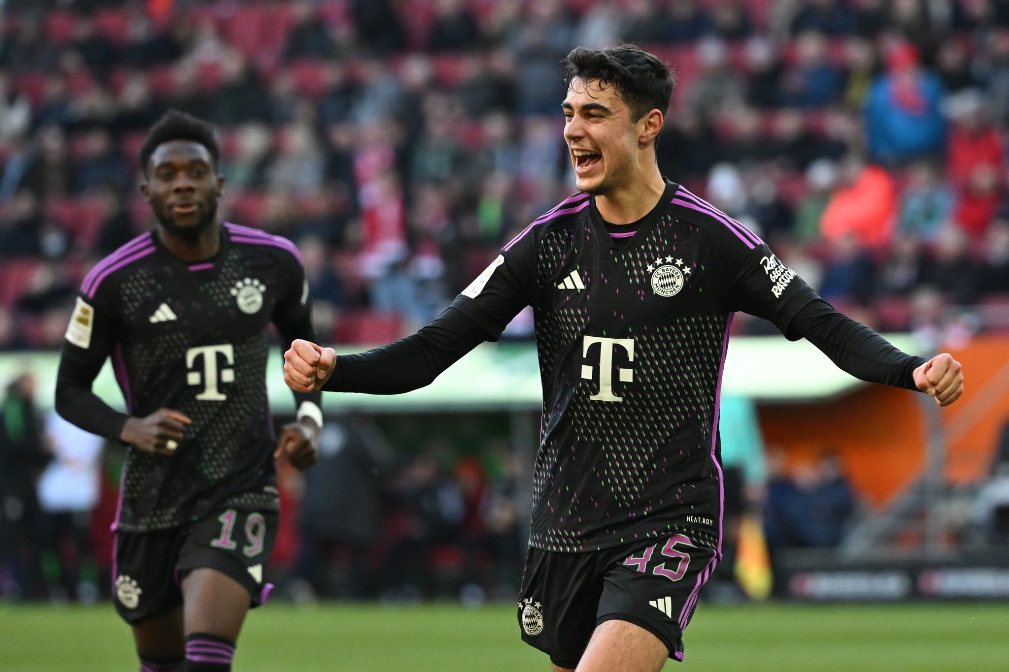 FC Bayern gewinnt spektakuläres Spiel gegen FC Augsburg