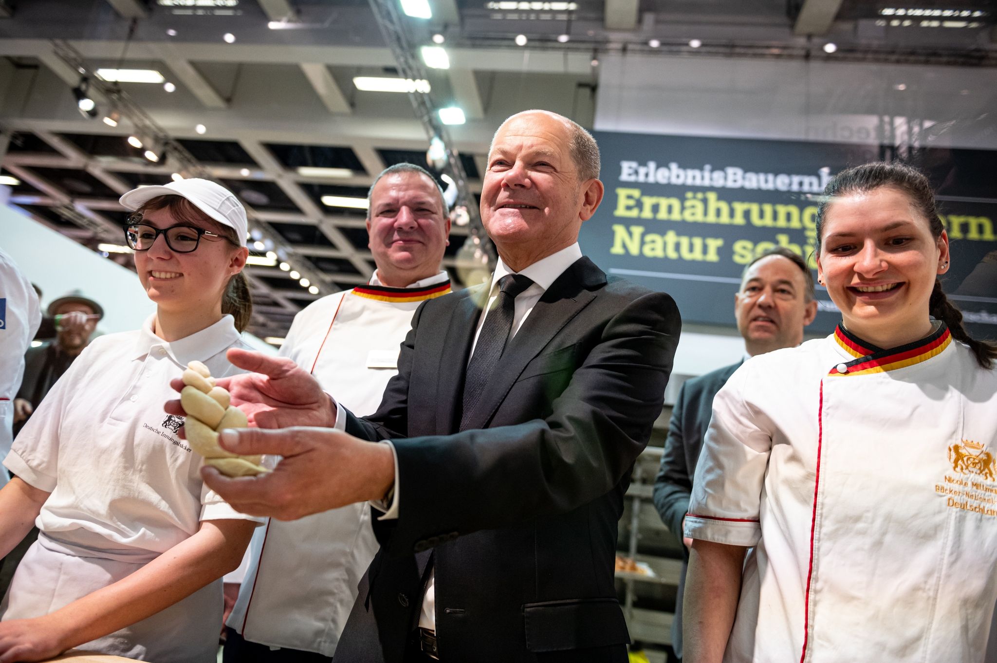 Teigzopf und Dialog – Der Kanzler auf der Grünen Woche