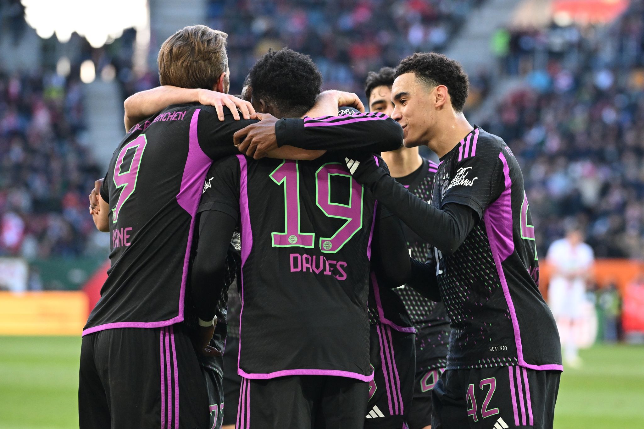 FC Bayern siegt knapp gegen Augsburg und verkürzt Rückstand auf Leverkusen