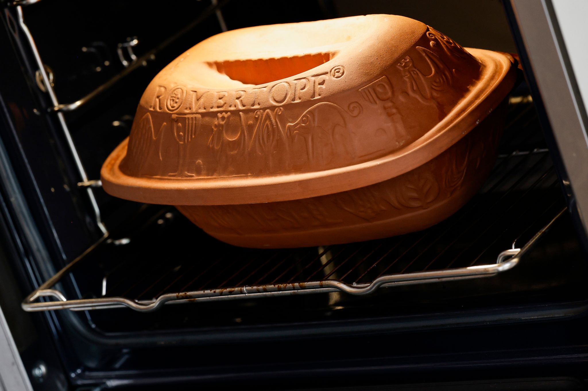 Ein Tontopf bekommt Farbe – Römertopf soll moderner werden