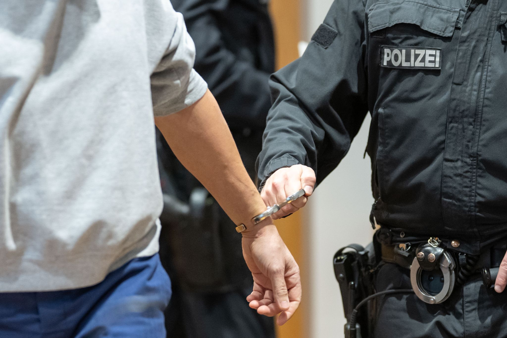 Lkw-Fahrer gibt Steinwürfe auf entgegenkommende Autos zu