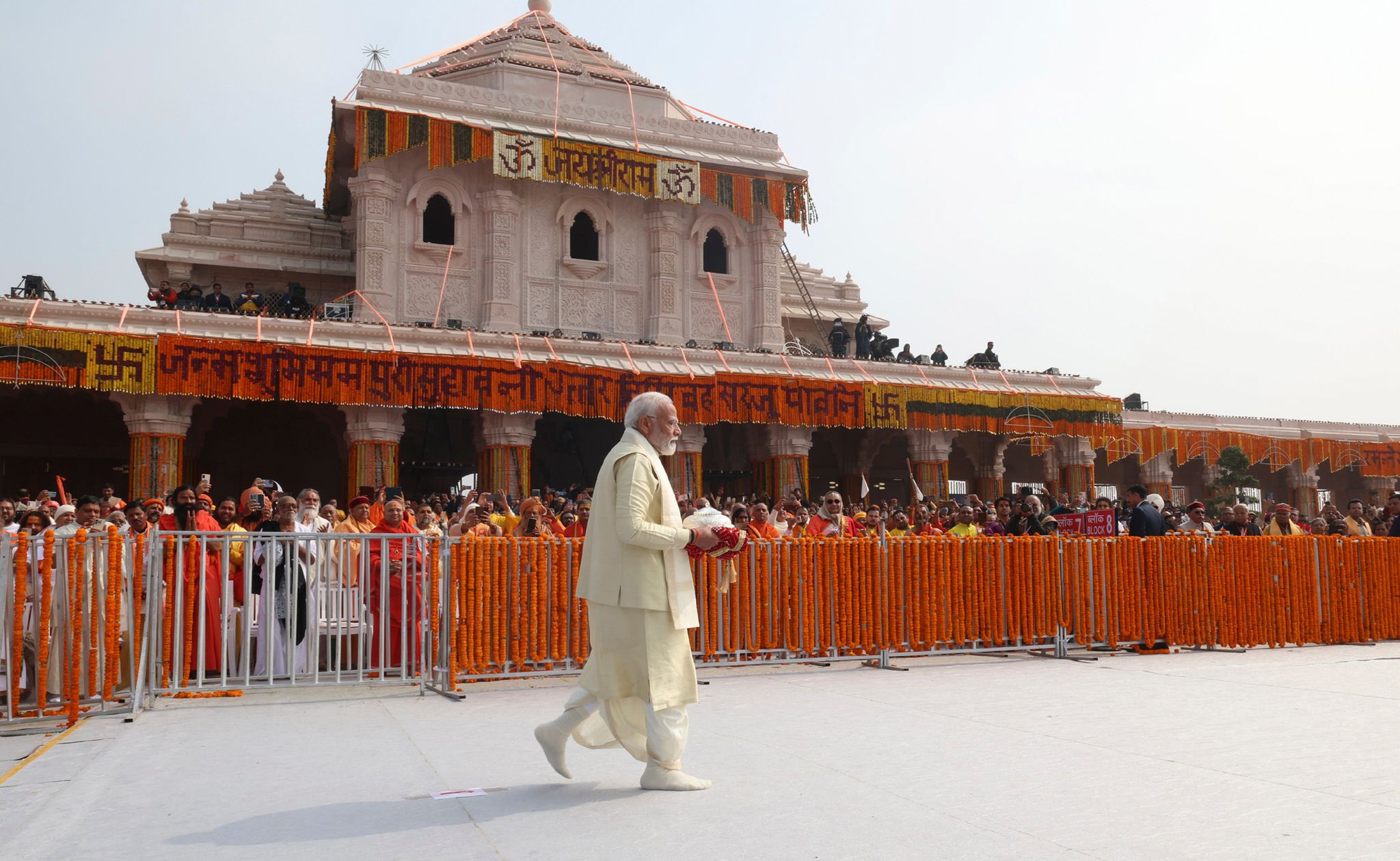 Indiens Premier weiht umstrittenen Tempel ein