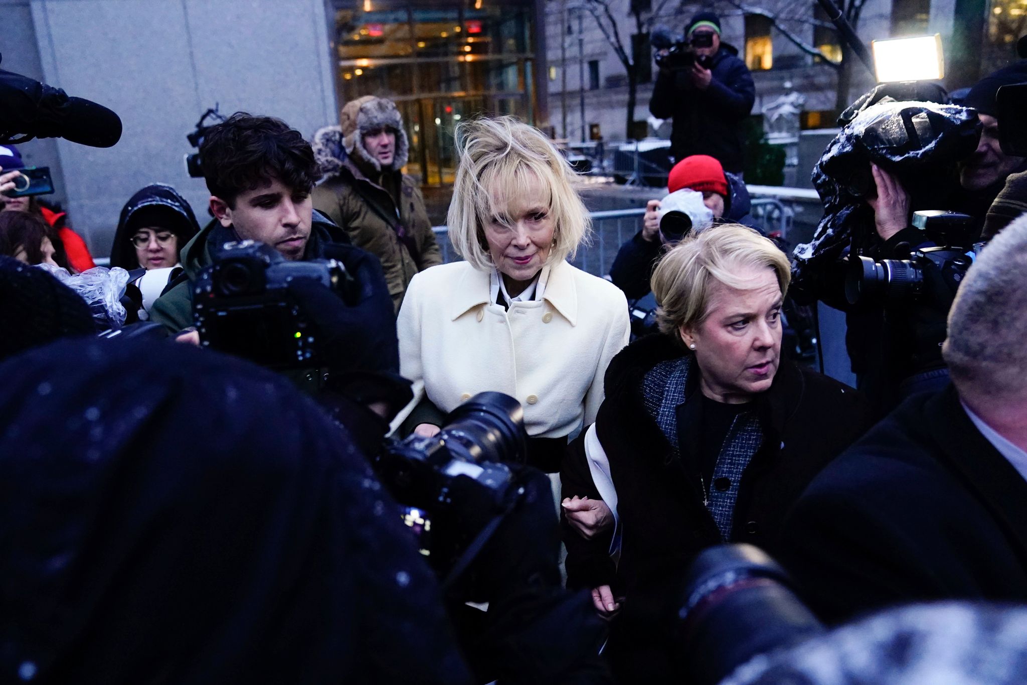 Trump bei Start von zweitem Verleumdungsprozess im Gericht