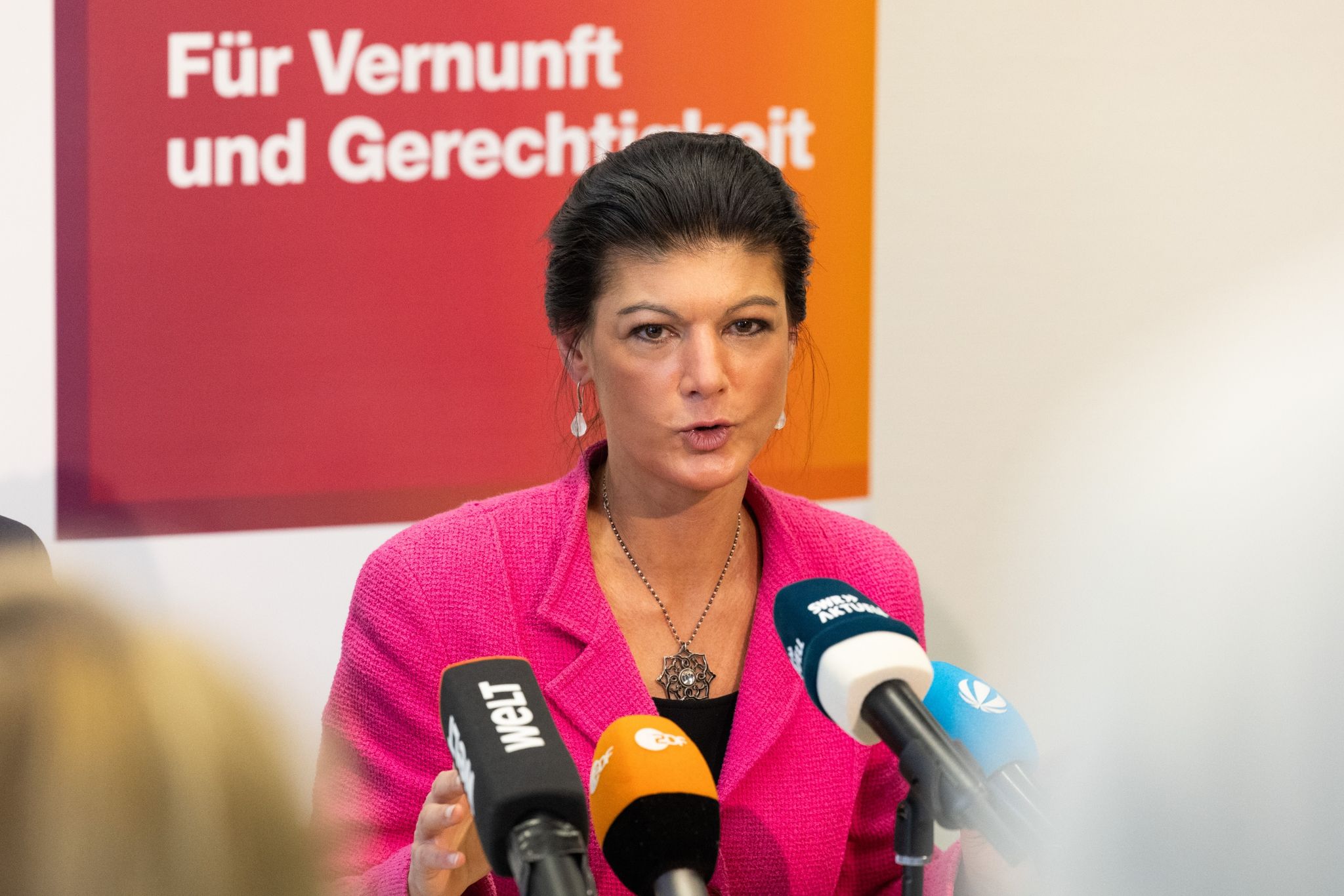 Sahra Wagenknecht präsentiert neue Partei und kritisiert EU-Klimapolitik