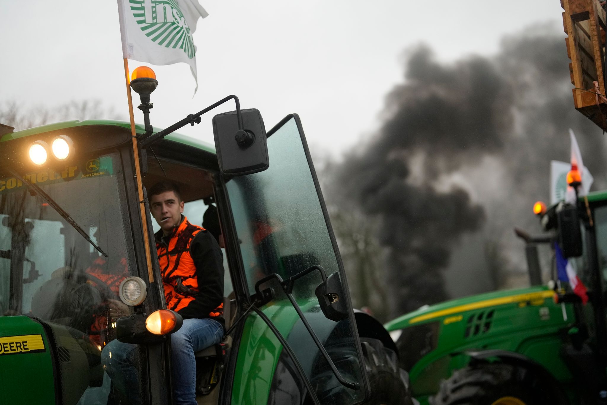 Landwirte blockieren Autobahnen in Paris