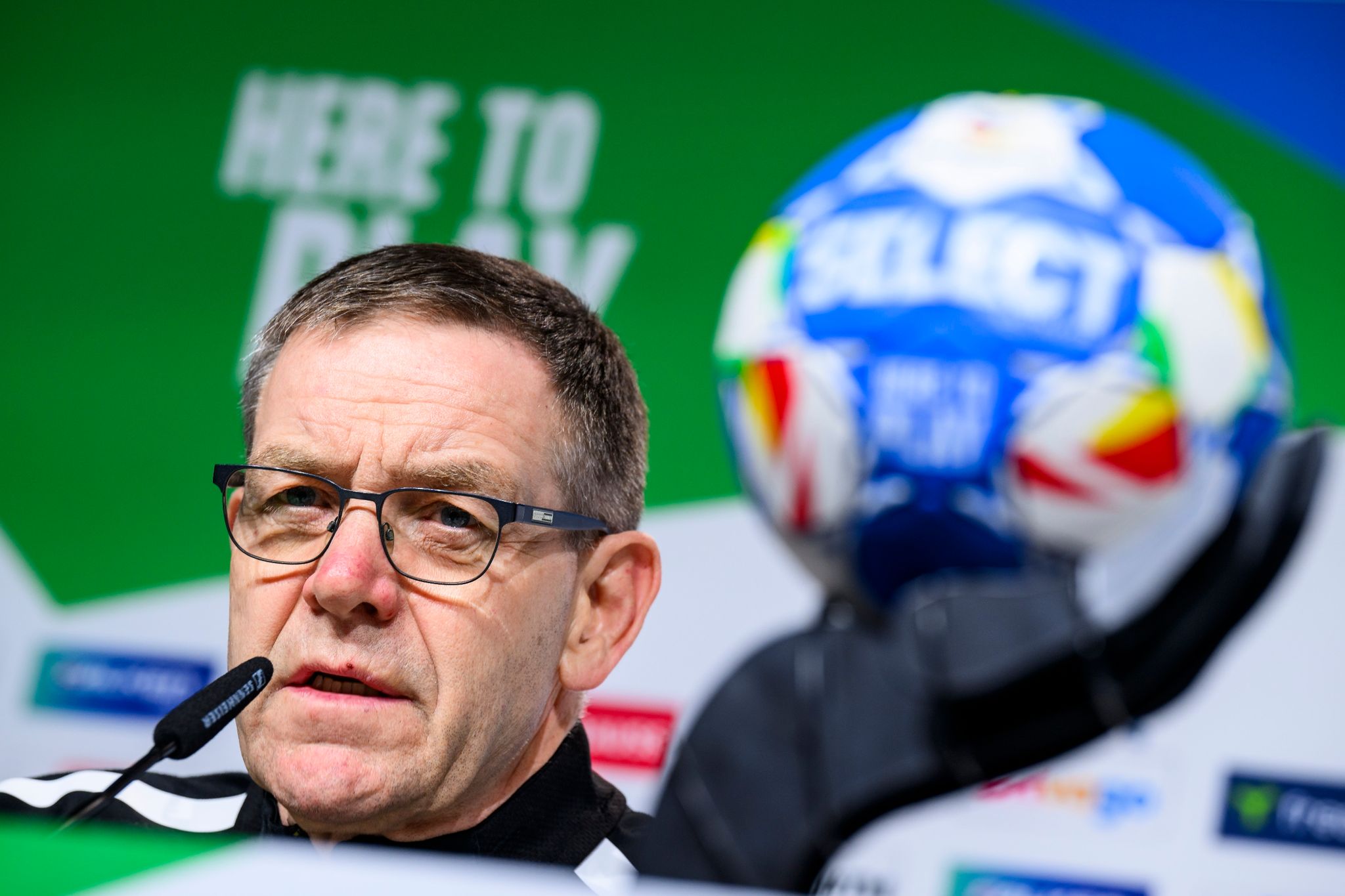 Bundestrainer sieht deutsche Handballer als klaren Außenseiter im EM-Halbfinale gegen Dänemark