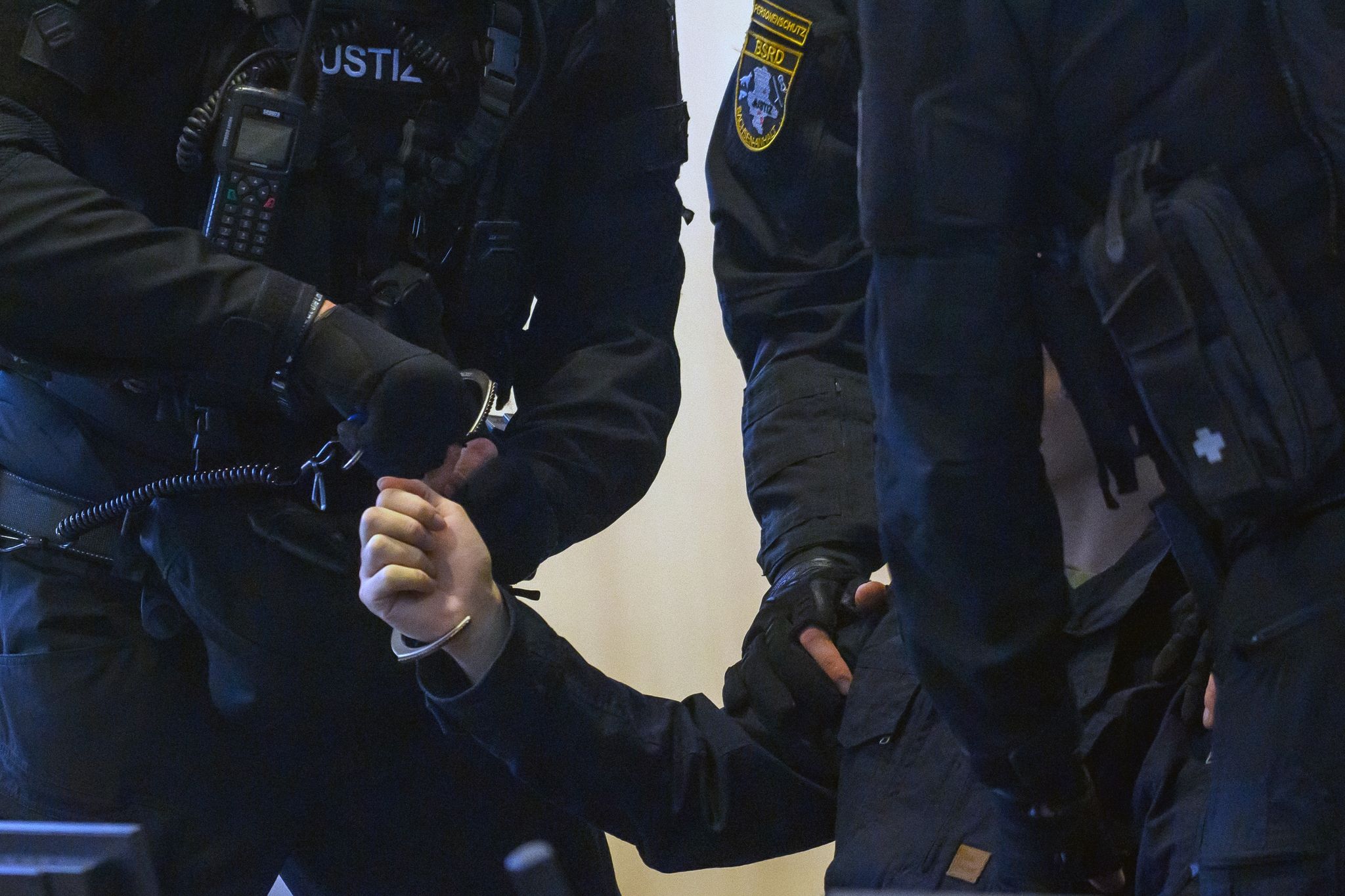 Halle-Attentäter: Vollzugsbeamte berichten von Geiselnahme im Gefängnis