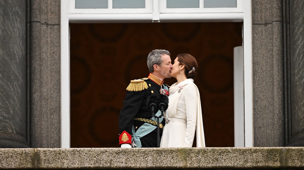 Frederik und Mary besiegeln Thronwechsel mit Kuss auf dem Balkon