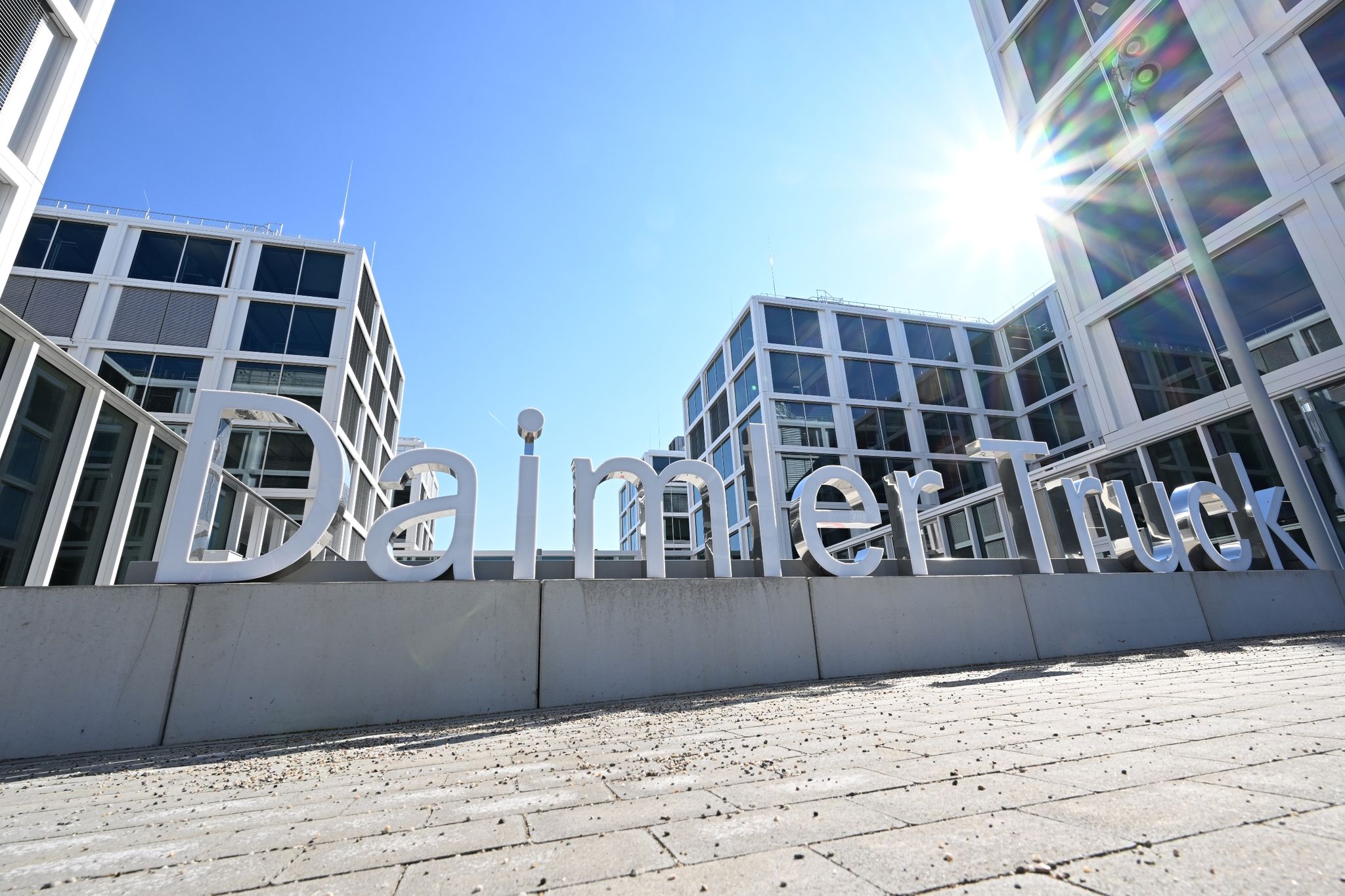 Daimler Truck und Masdar planen Lieferung von grünem Wasserstoff nach Europa