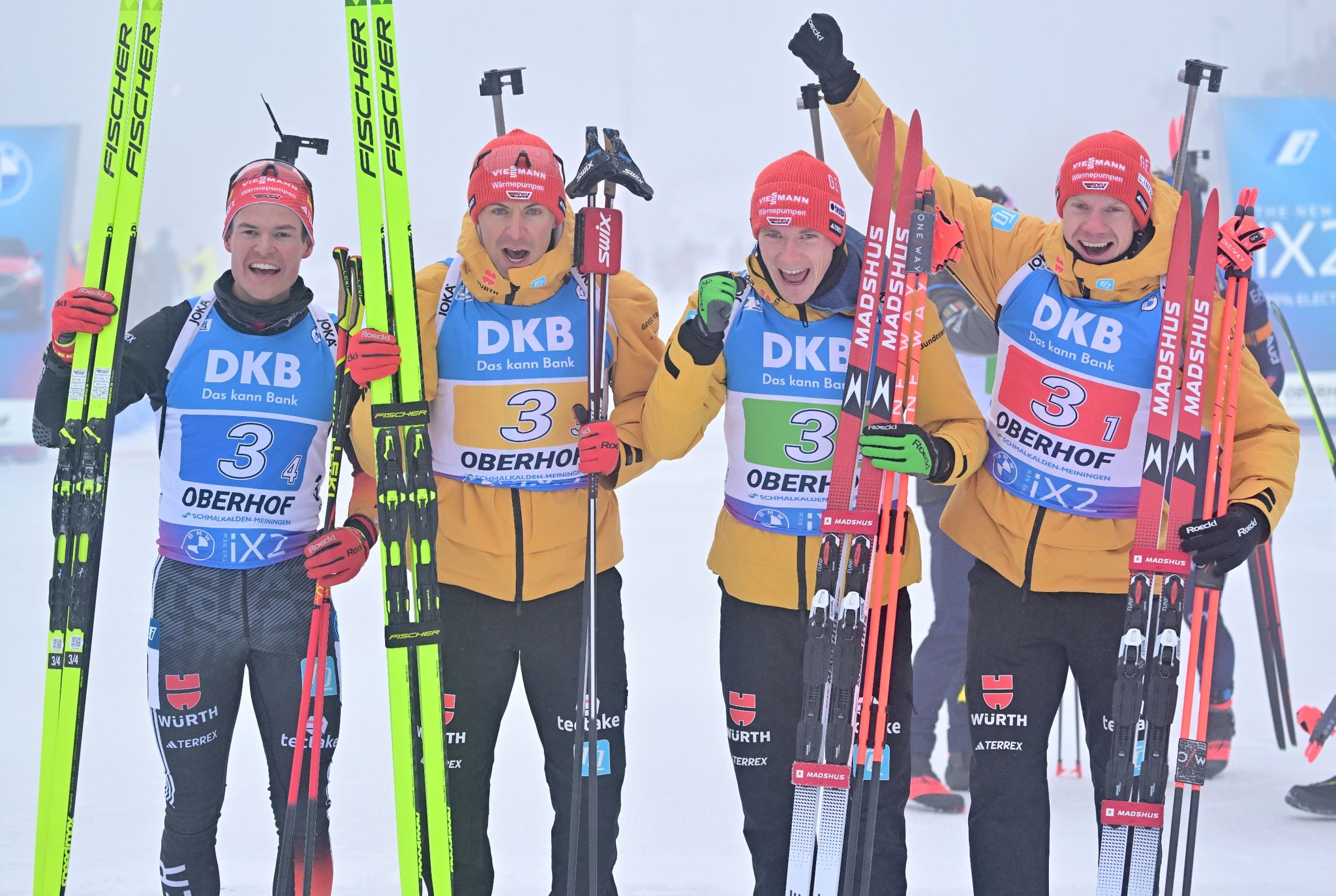 Deutsche Biathleten mit Staffel auf Rang zwei